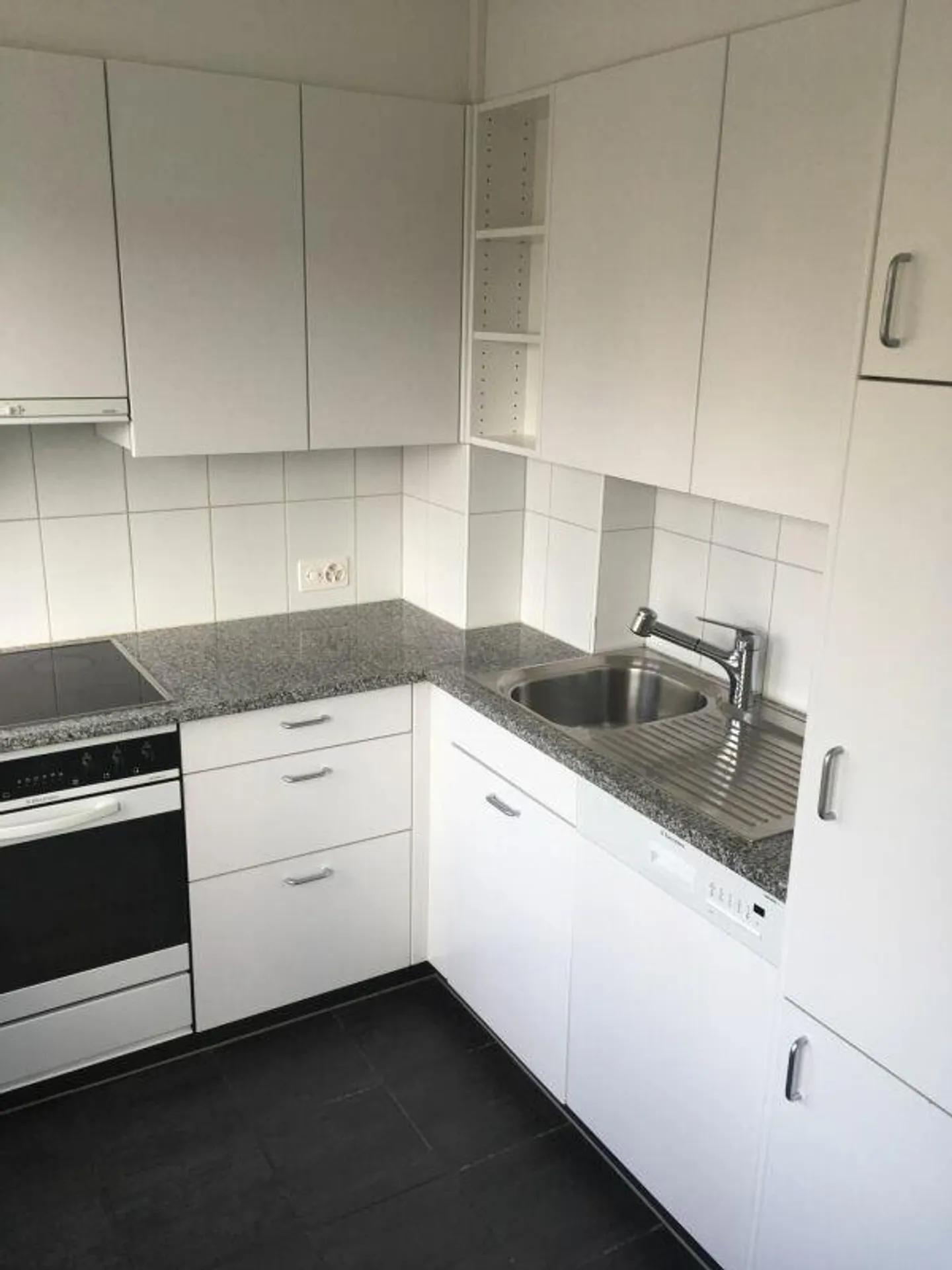 Befristete 4-Zimmer-Wohnung (zuoberst mit Lift) mit Balkon in Küsnacht - Foto 5 di 7
