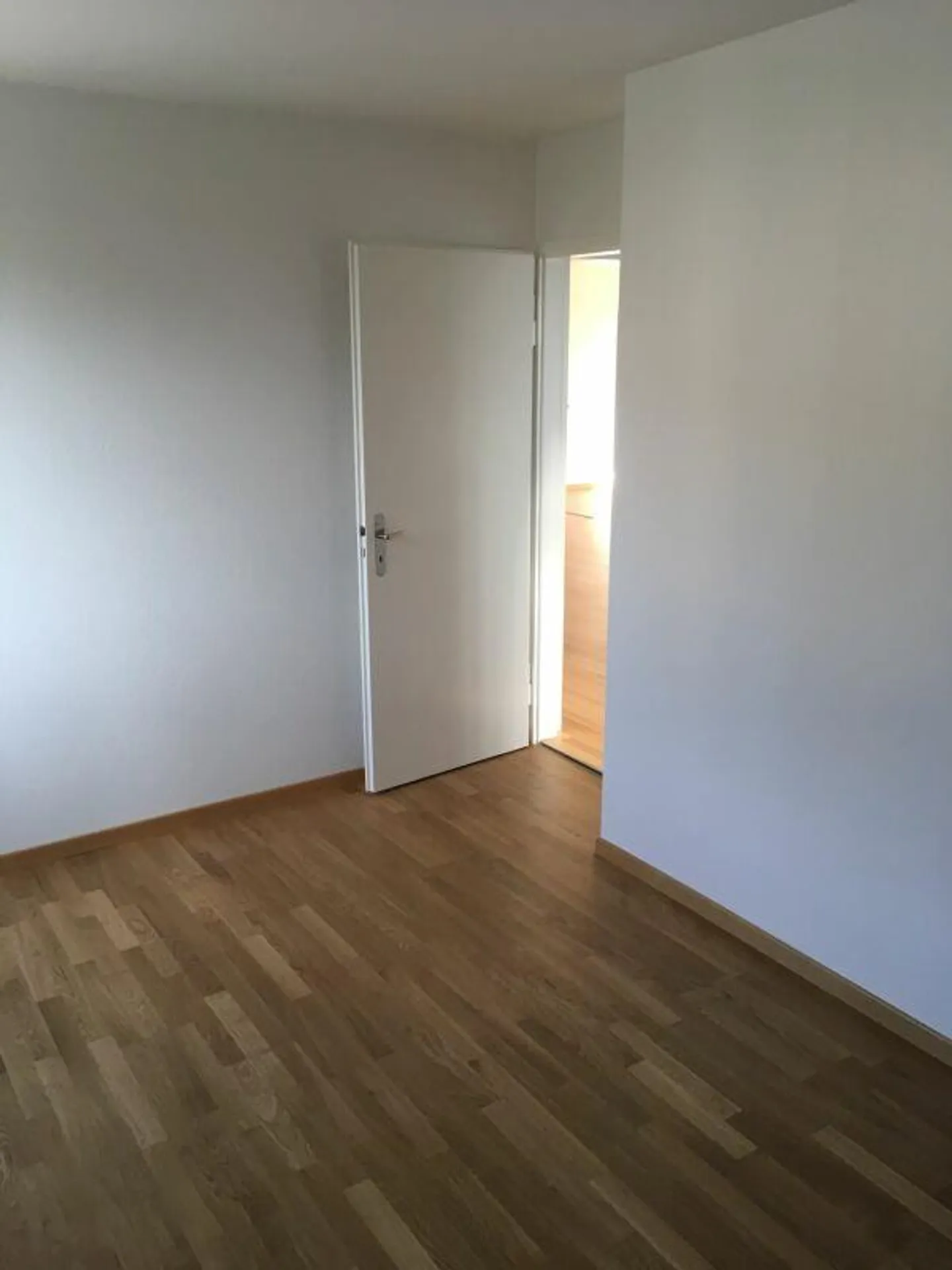 Befristete 4-Zimmer-Wohnung (zuoberst mit Lift) mit Balkon in Küsnacht - Foto 6 di 7