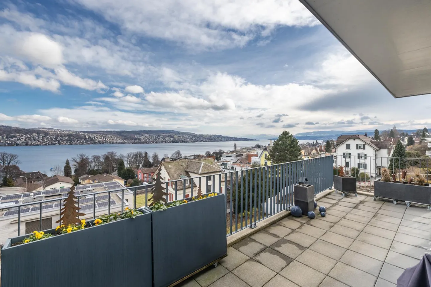 Bella vista sul lago e sulla montagna nella migliore posizione - Foto 1 di 11