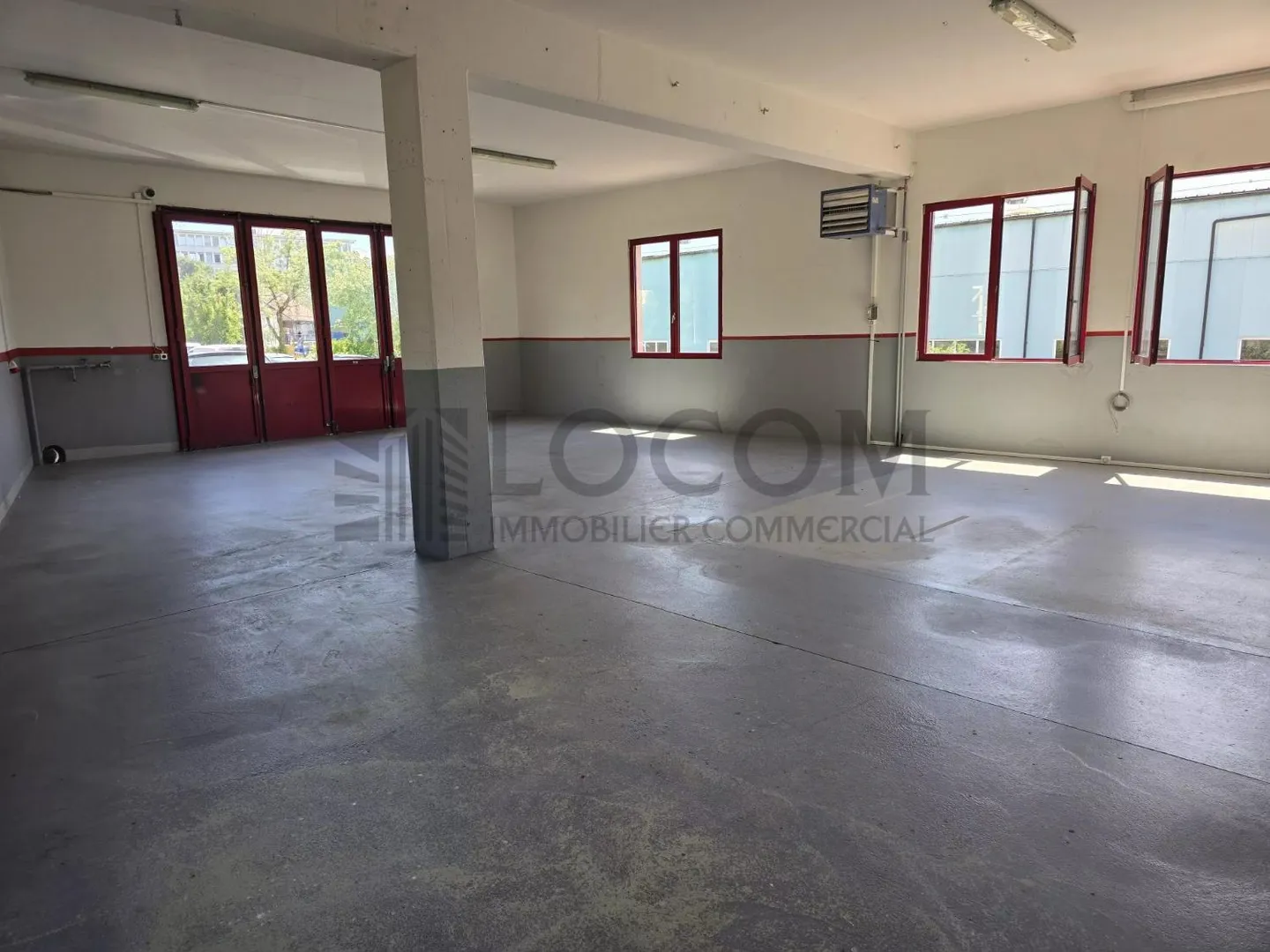 Spacious industrial space for rent in Bussigny - Photo 2 of 12
