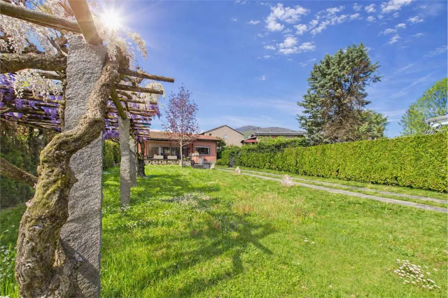 Villa spaziosa con giardino - Foto 1 di 13