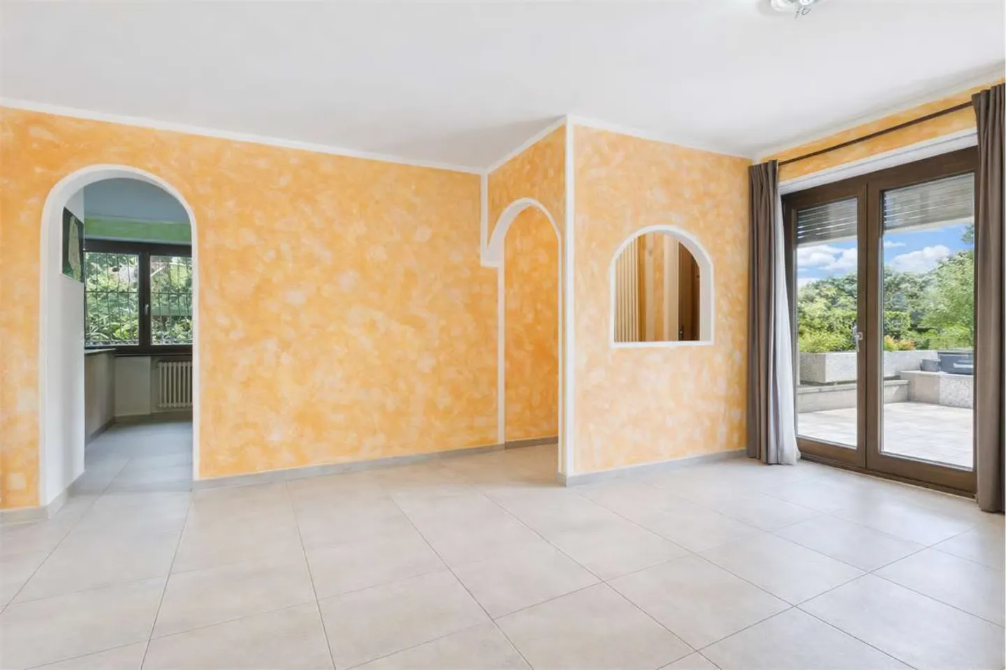 Villa spaziosa con giardino - Foto 2 di 13