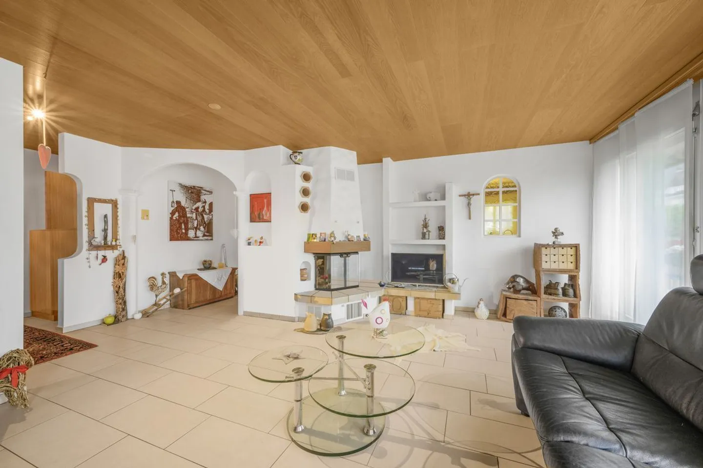 Spacious Apartment with Mountain View - Photo 2 of 13