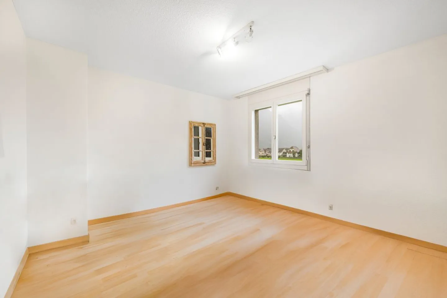 Spacious Apartment with Mountain View - Photo 9 of 13