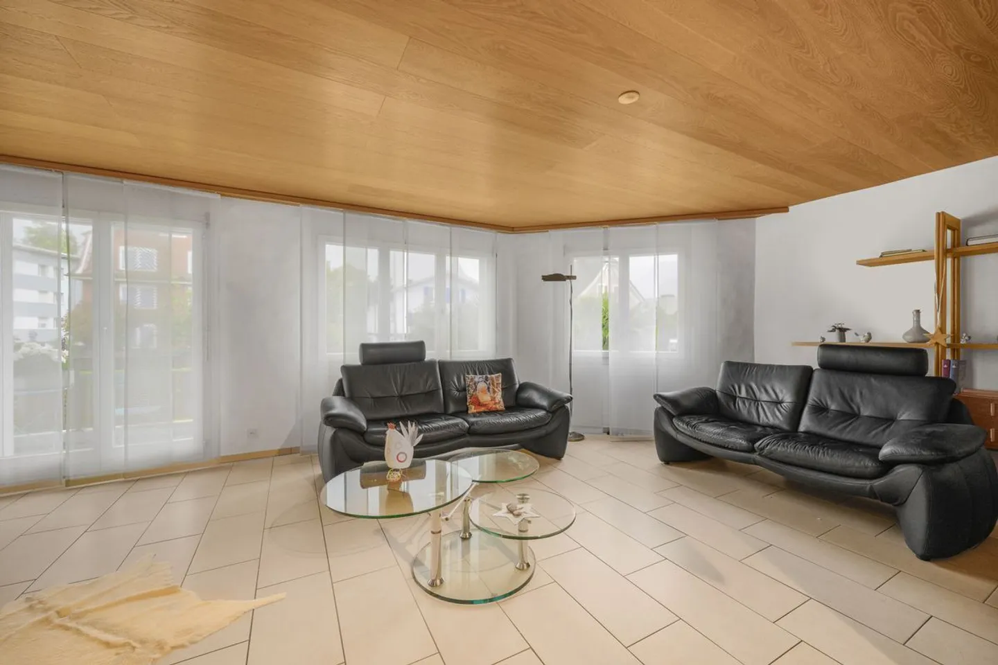 Spacious Apartment with Mountain View - Photo 4 of 13