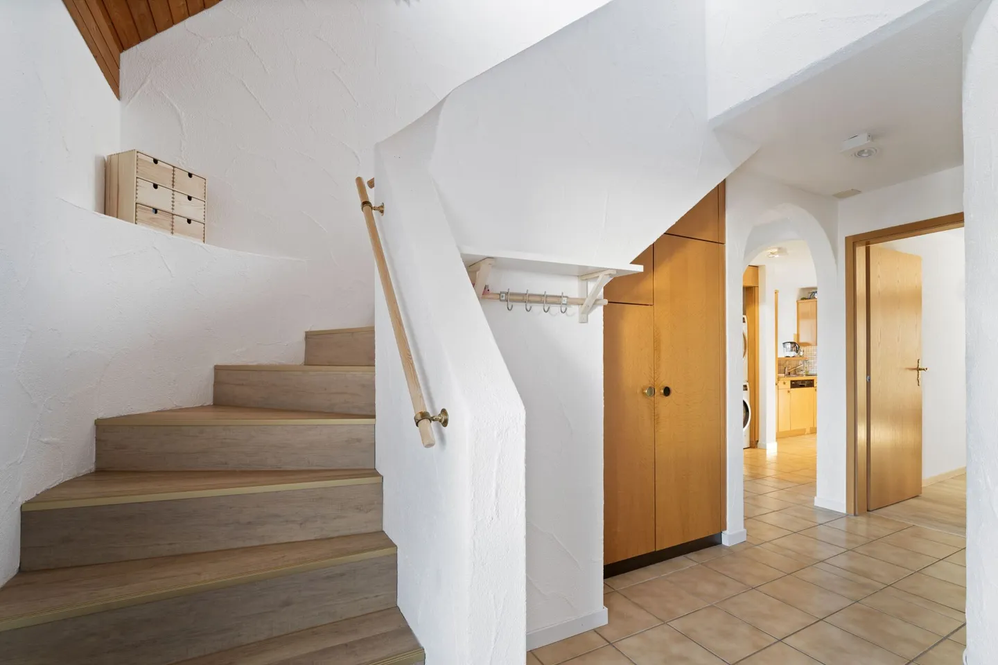 Appartement en duplex lumineux et bien entretenu de 4,5 pièces - Photo 2 sur 11