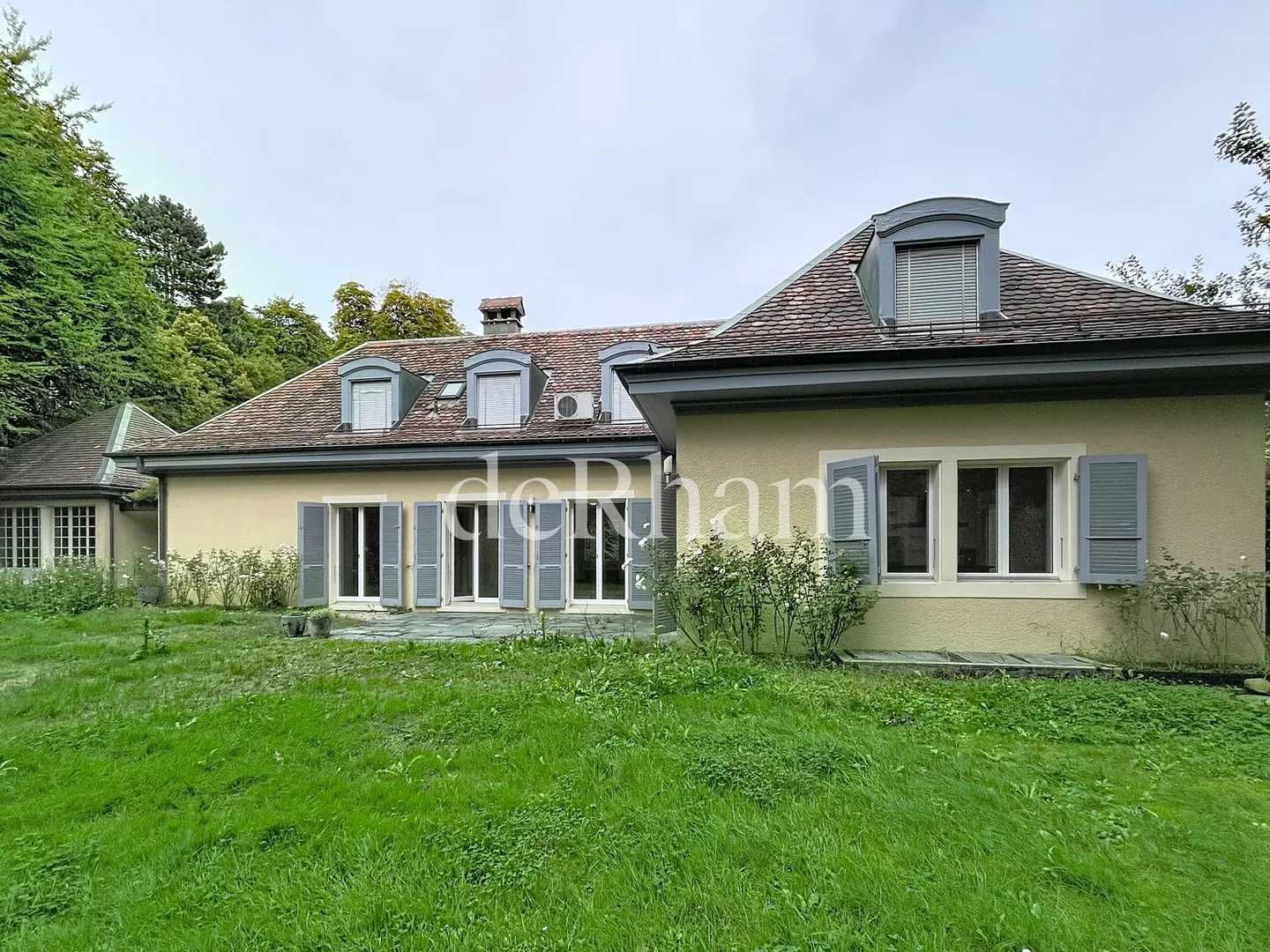 Villa Elegante con Giardino Privato - Foto 1 di 13