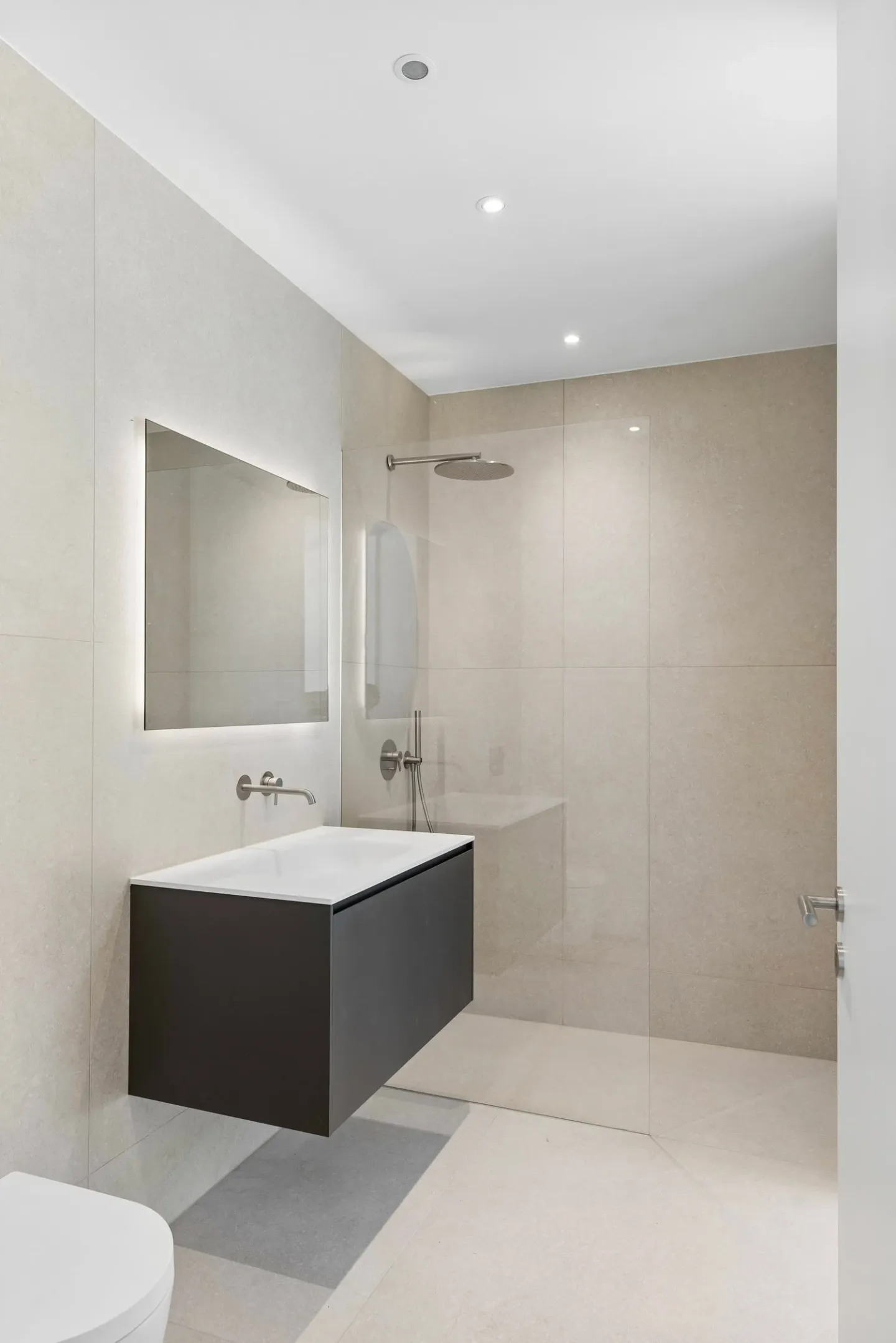 Exclusive new build villa with pool, lake views and premium finishes - Photo 30 of 46