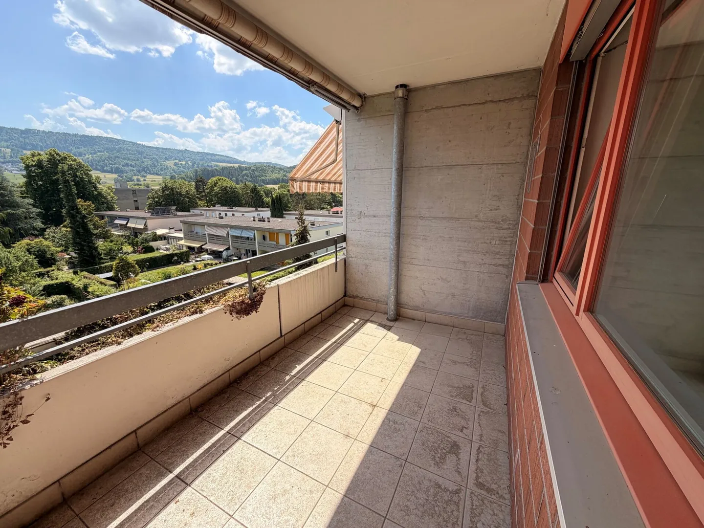Appartamento soleggiato di 2,5 locali con bella vista e posto auto ad Aesch - Foto 8 di 13