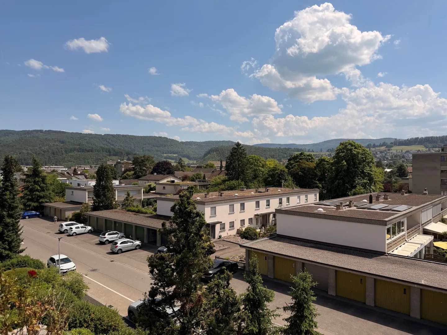 Appartamento soleggiato di 2,5 locali con bella vista e posto auto ad Aesch - Foto 9 di 13