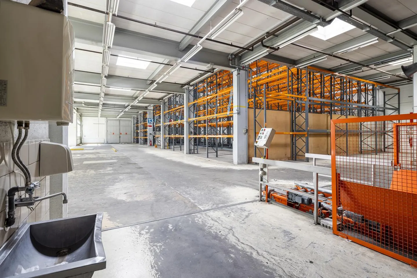 Atelier, entrepôt et bureau réunis sous un même toit - Photo 6 sur 15