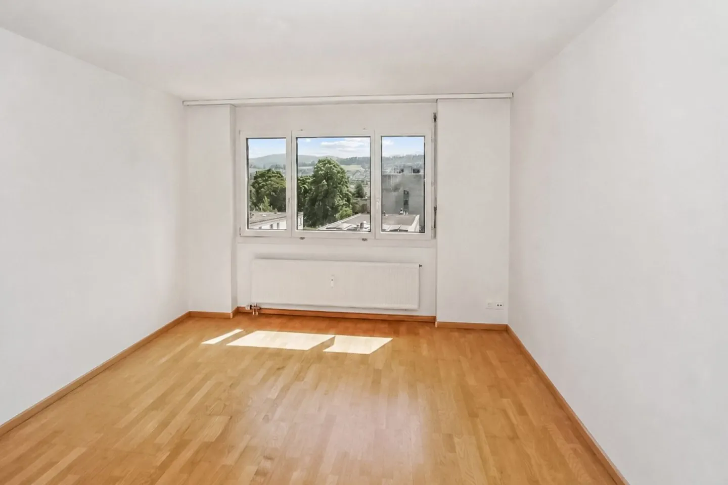 Appartamento soleggiato di 2,5 locali con bella vista e posto auto ad Aesch - Foto 11 di 13