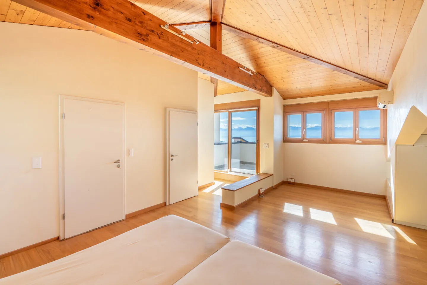 Elegant Villa with Lake View - Photo 9 of 13