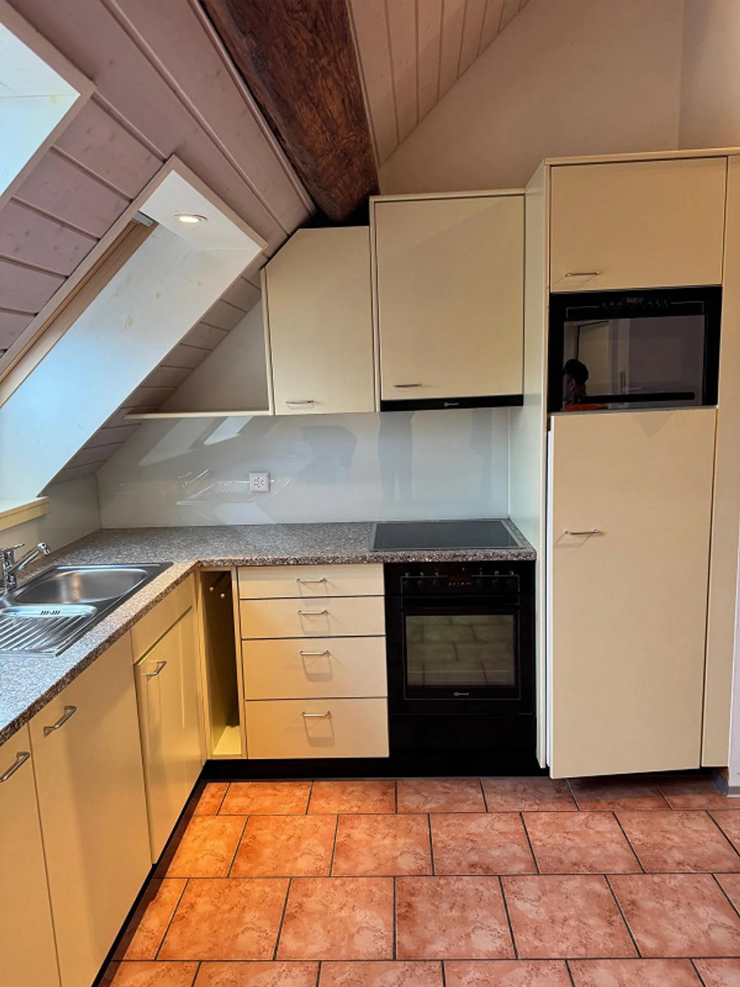 Appartamento mansardato 2,5 locali con galleria in posizione tranquilla - Foto 2 di 7