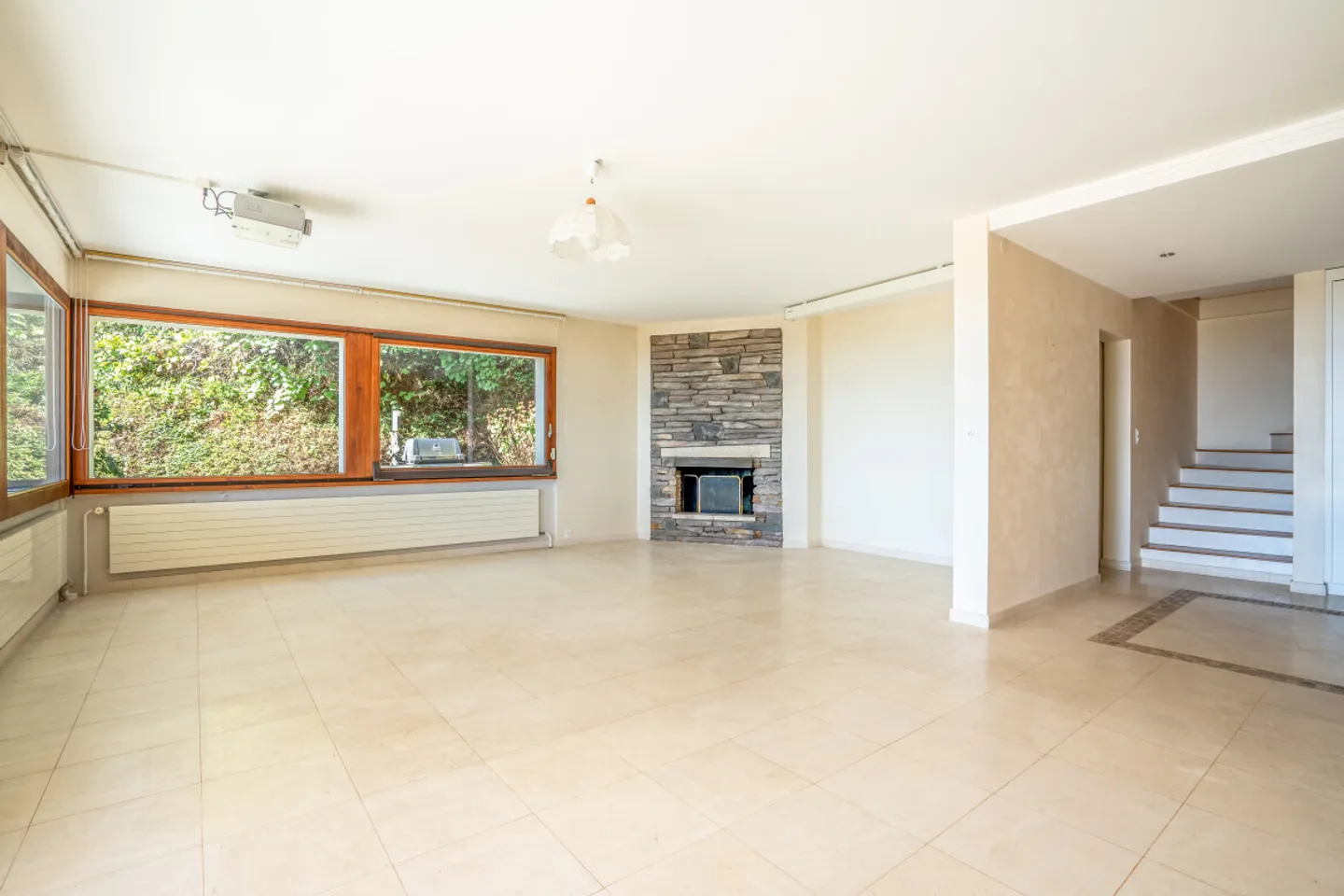 Elegant Villa with Lake View - Photo 4 of 13