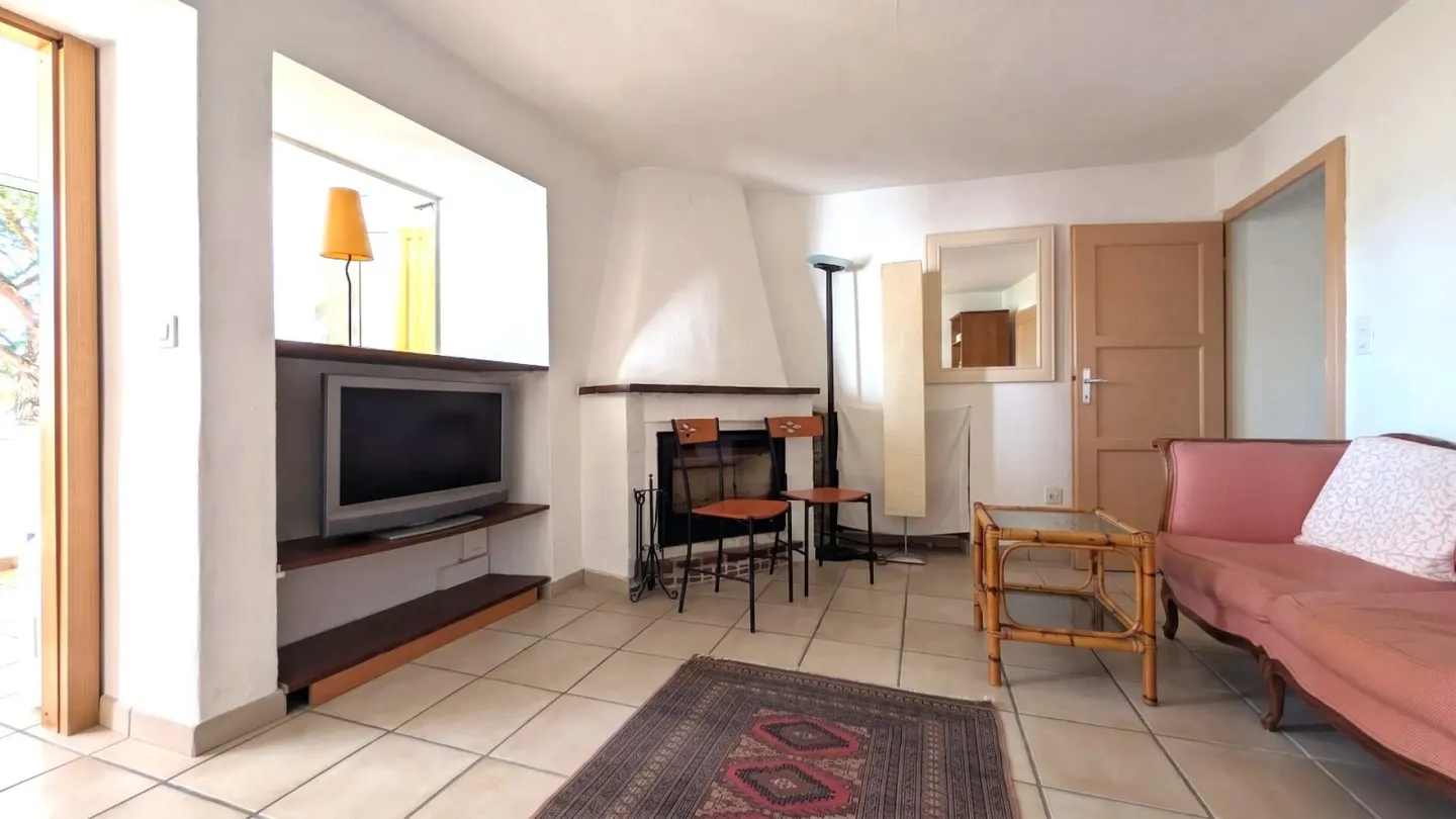 Characteristic renovated rustic with fireplace and terrace in the historic center of Mondonico - Photo 1 of 13