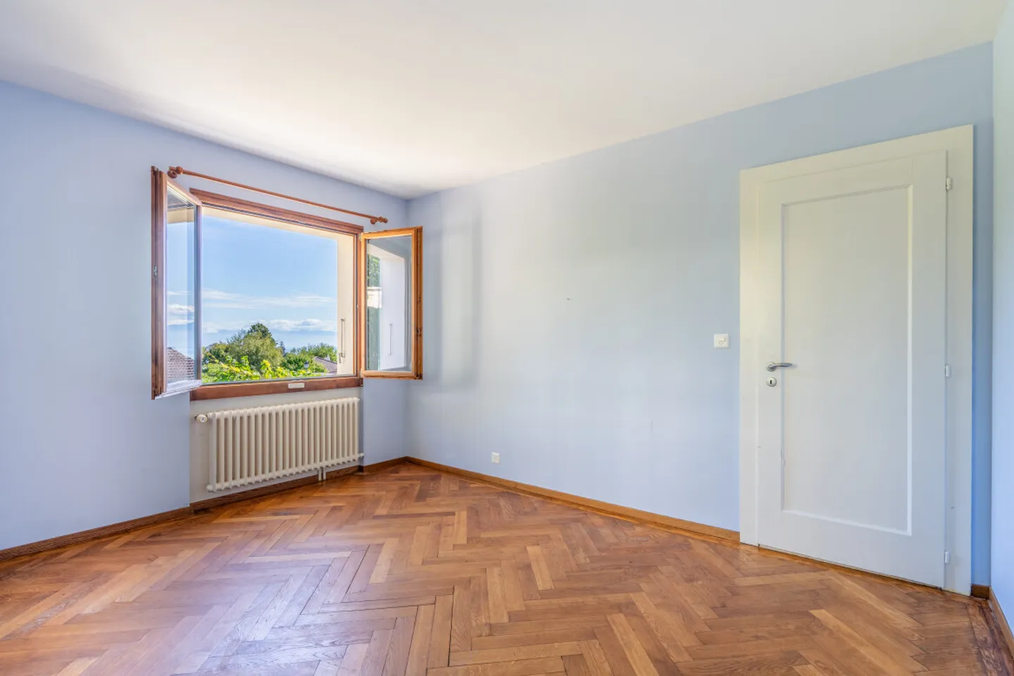 Elegant Villa with Lake View - Photo 10 of 13
