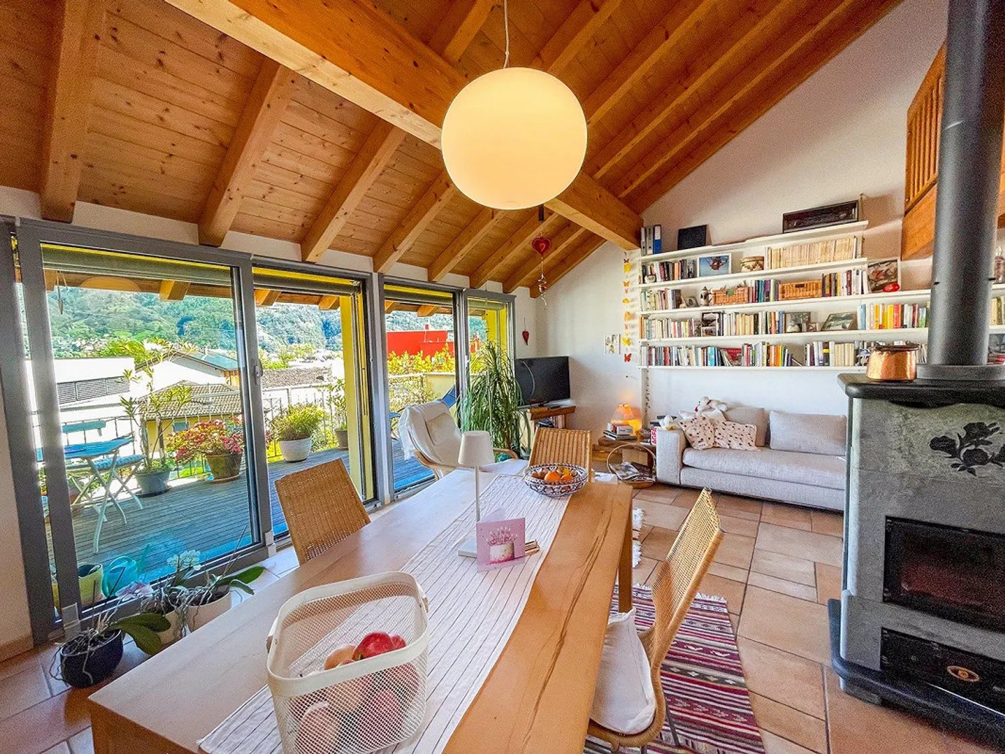 Single-family house completely renovated, 5.5 rooms with garden and parking spaces - Photo 4 of 13