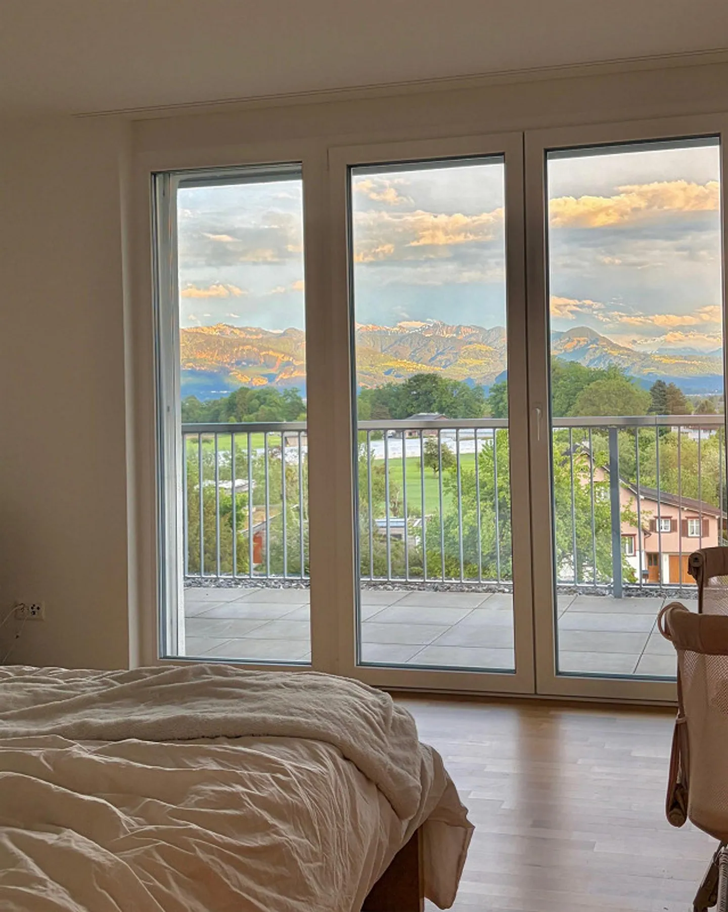 Modernes Apartment mit Bergsicht - Foto 3 von 6
