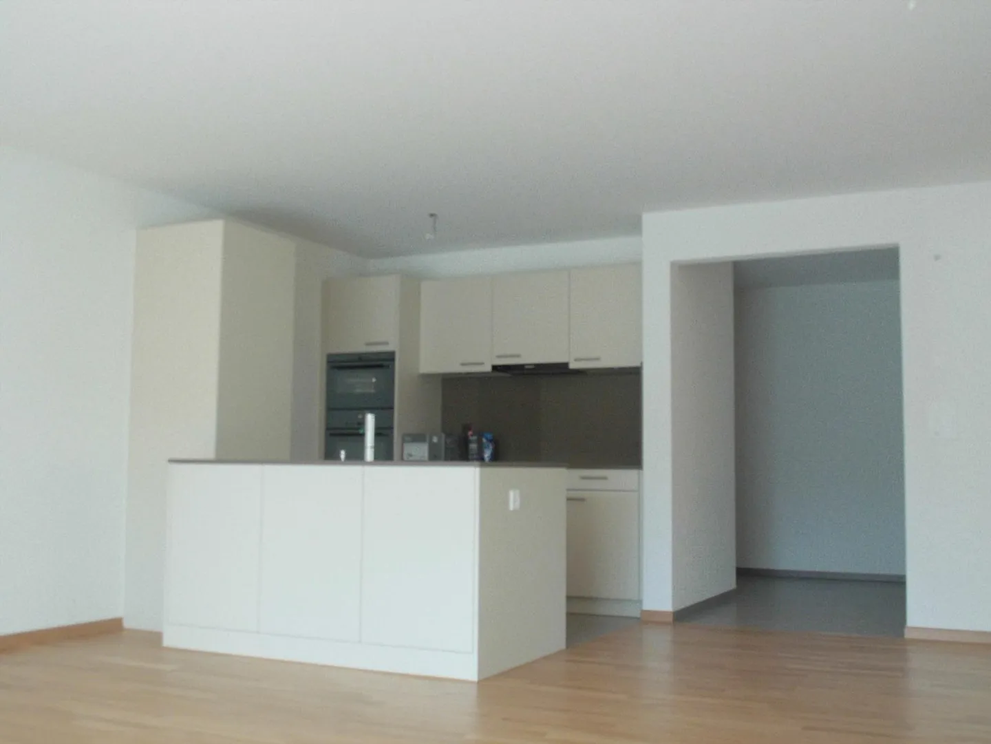 Appartement moderne de 3,5 pièces avec grand balcon - Photo 3 sur 8
