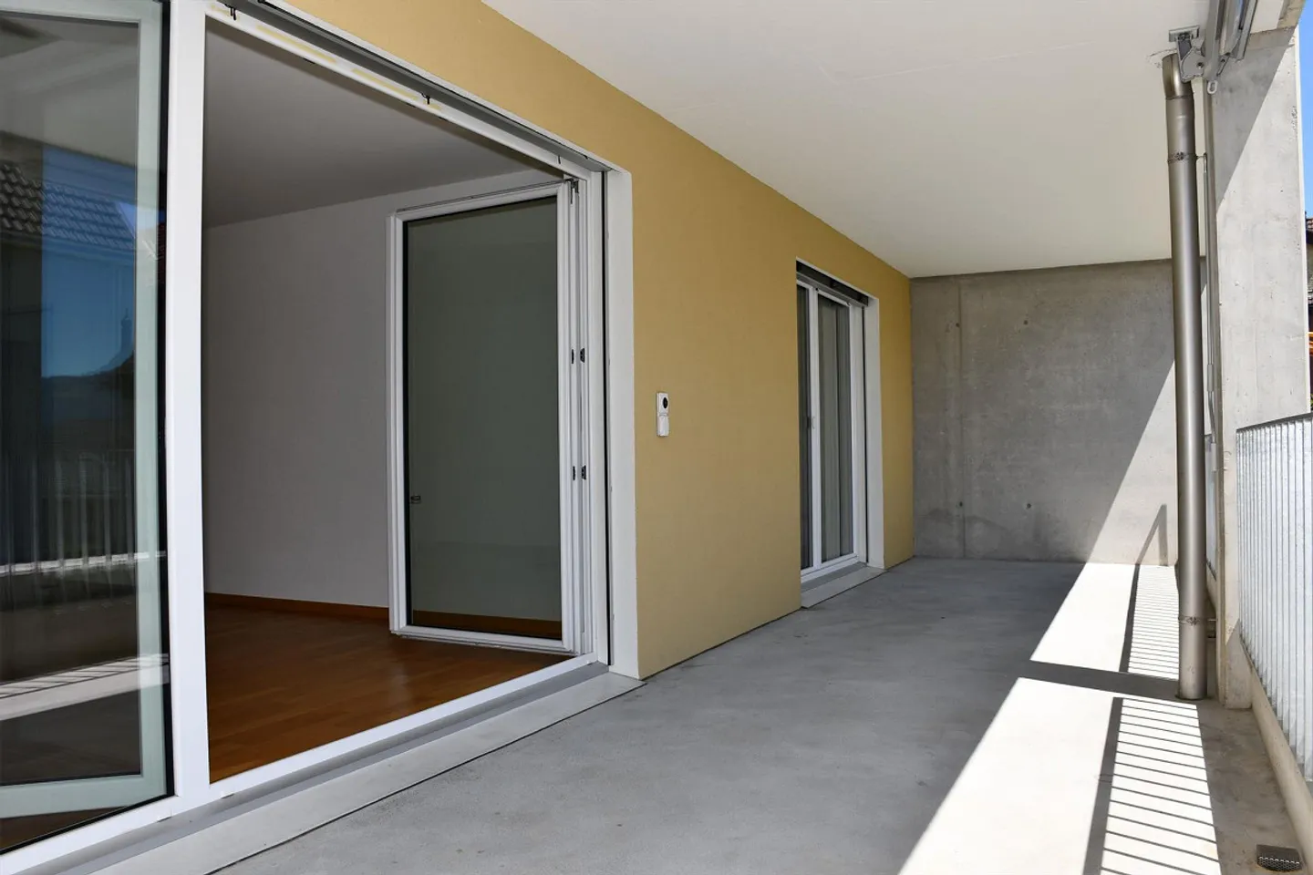 Appartement moderne de 3,5 pièces avec grand balcon - Photo 4 sur 8