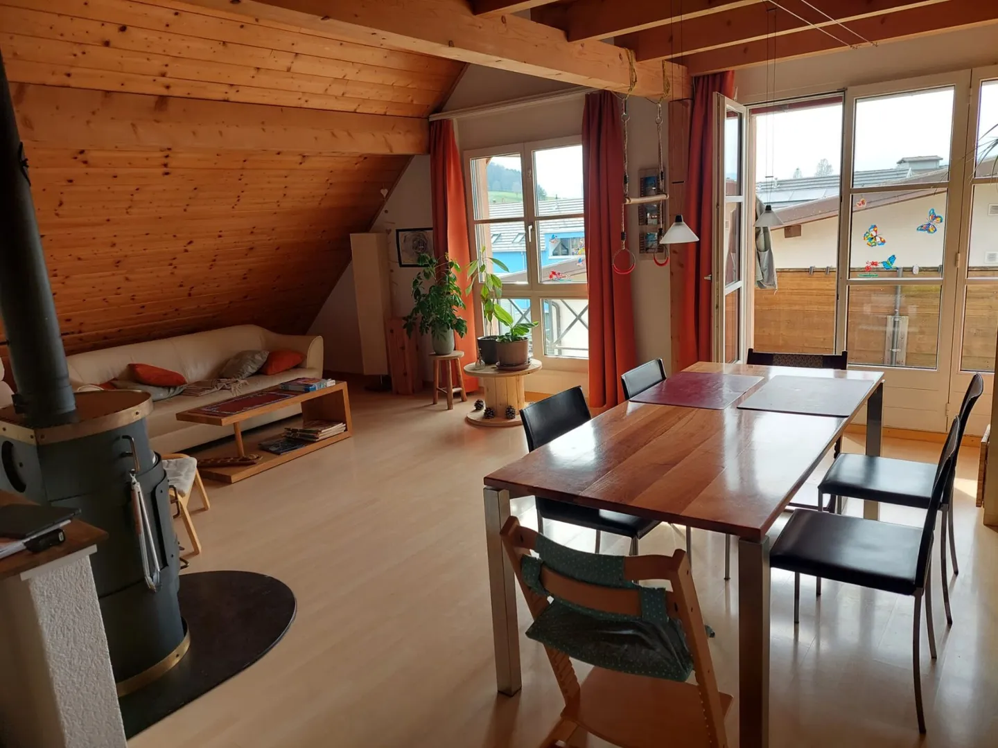 Charmante Dachwohnung mit Balkon - Foto 4 von 11