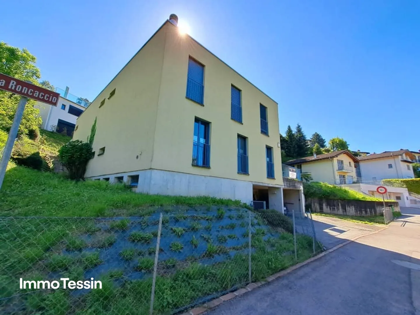 Villa architecte Minergie neuve et spacieuse avec jardin et vue dégagée dans un emplacement prisé près de Lugano - Photo 1 sur 13