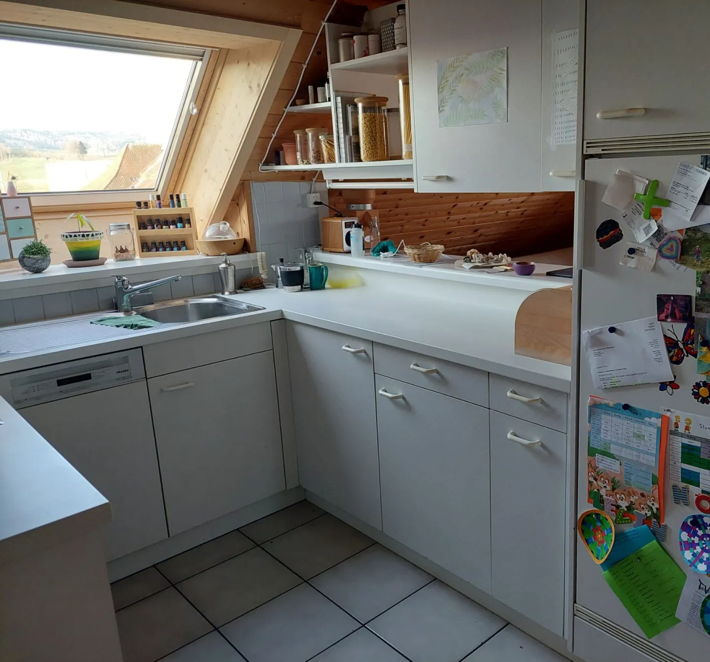 Charmante Dachwohnung mit Balkon - Foto 10 von 11