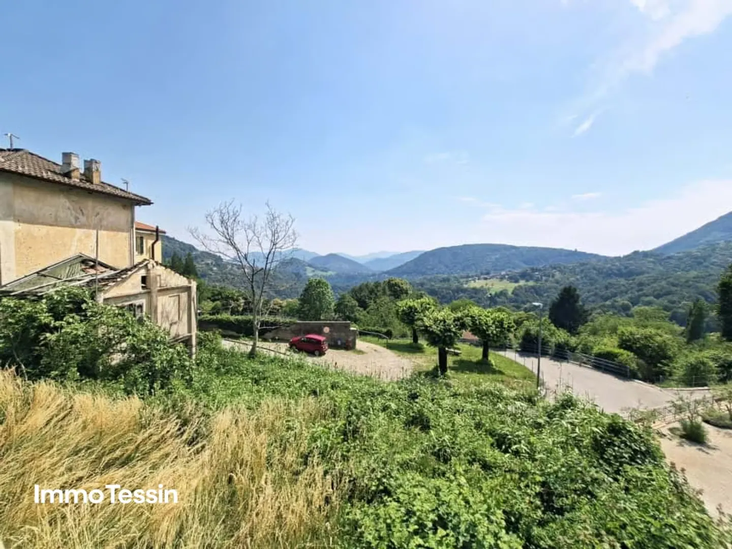 Agno Nearby: Property for Renovation with Breathtaking Views of the Ticino Mountains - Photo 1 of 10