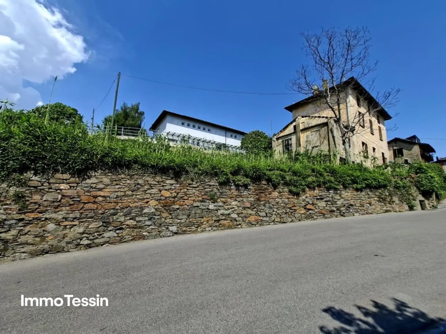 Agno Nearby: Property for Renovation with Breathtaking Views of the Ticino Mountains - Photo 2 of 10