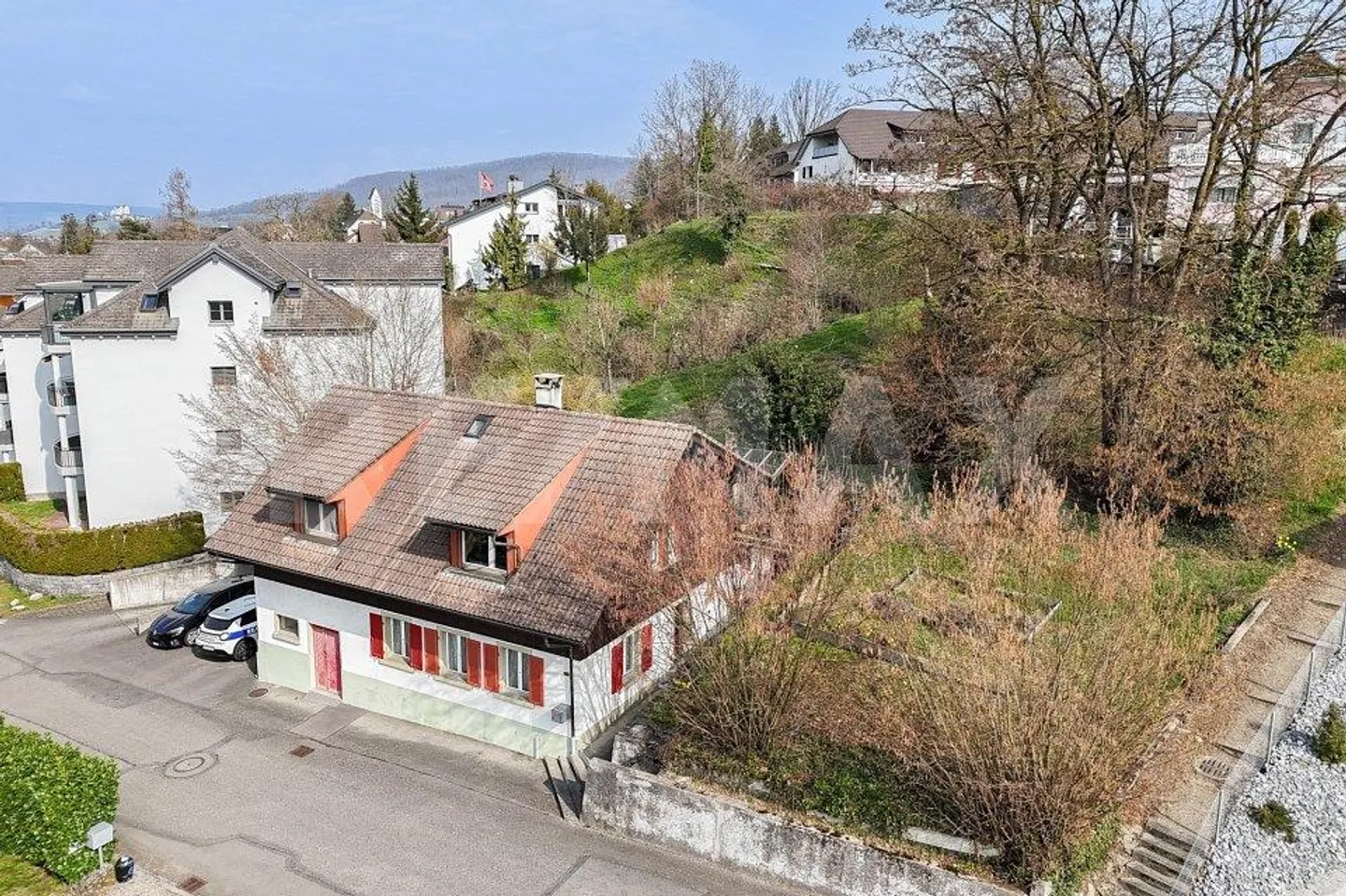 Zweifamilienhaus mit Baulandreserve - Foto 1 von 13