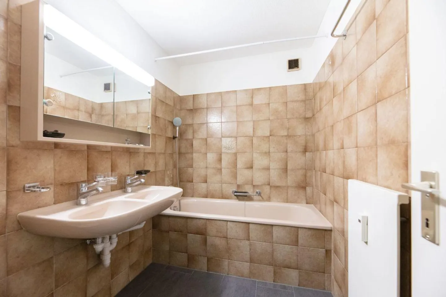 SCHÖNE Wohnung mit Sitzplatz - Foto 3 von 8