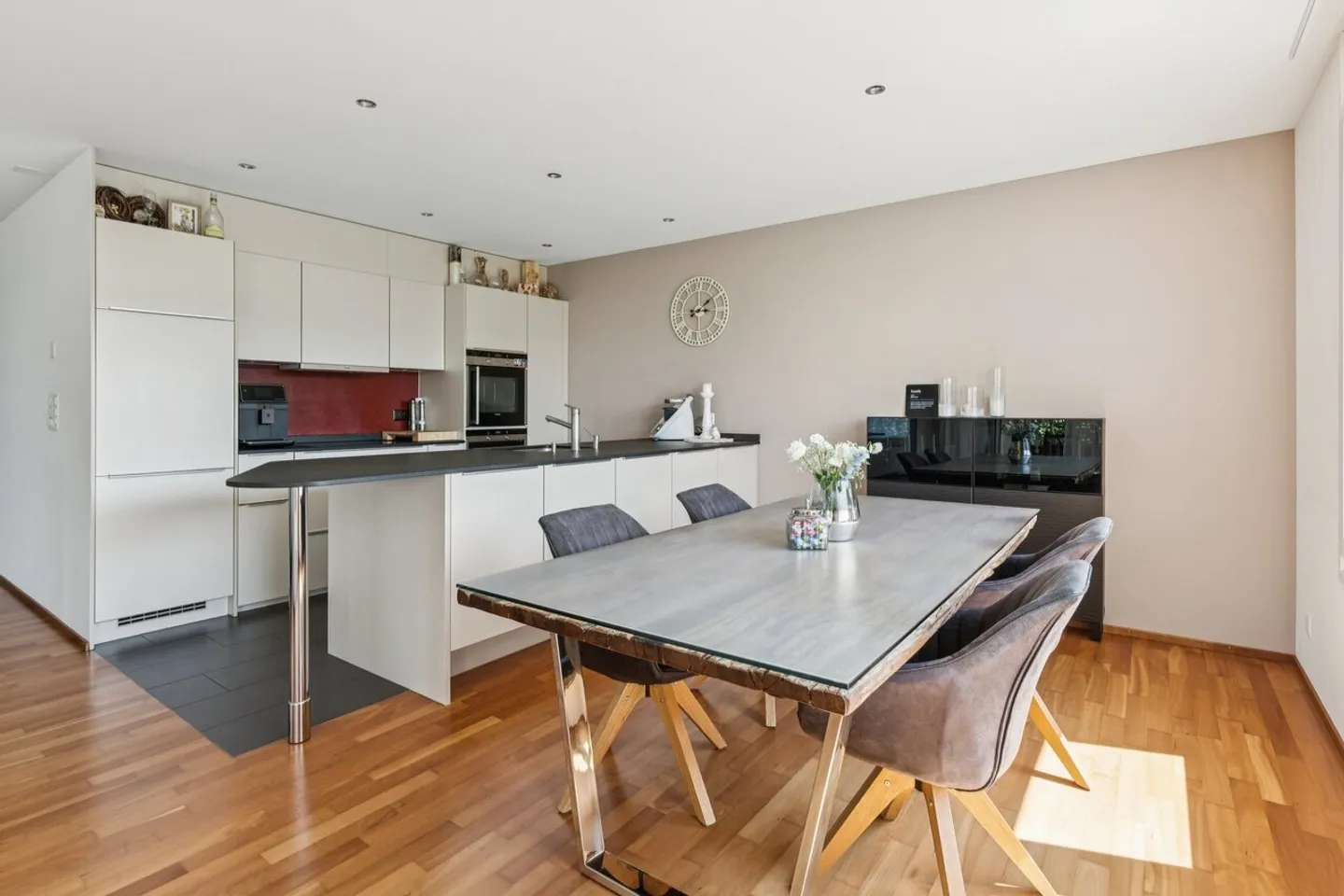 Modern Apartment with Garden - Photo 2 of 5