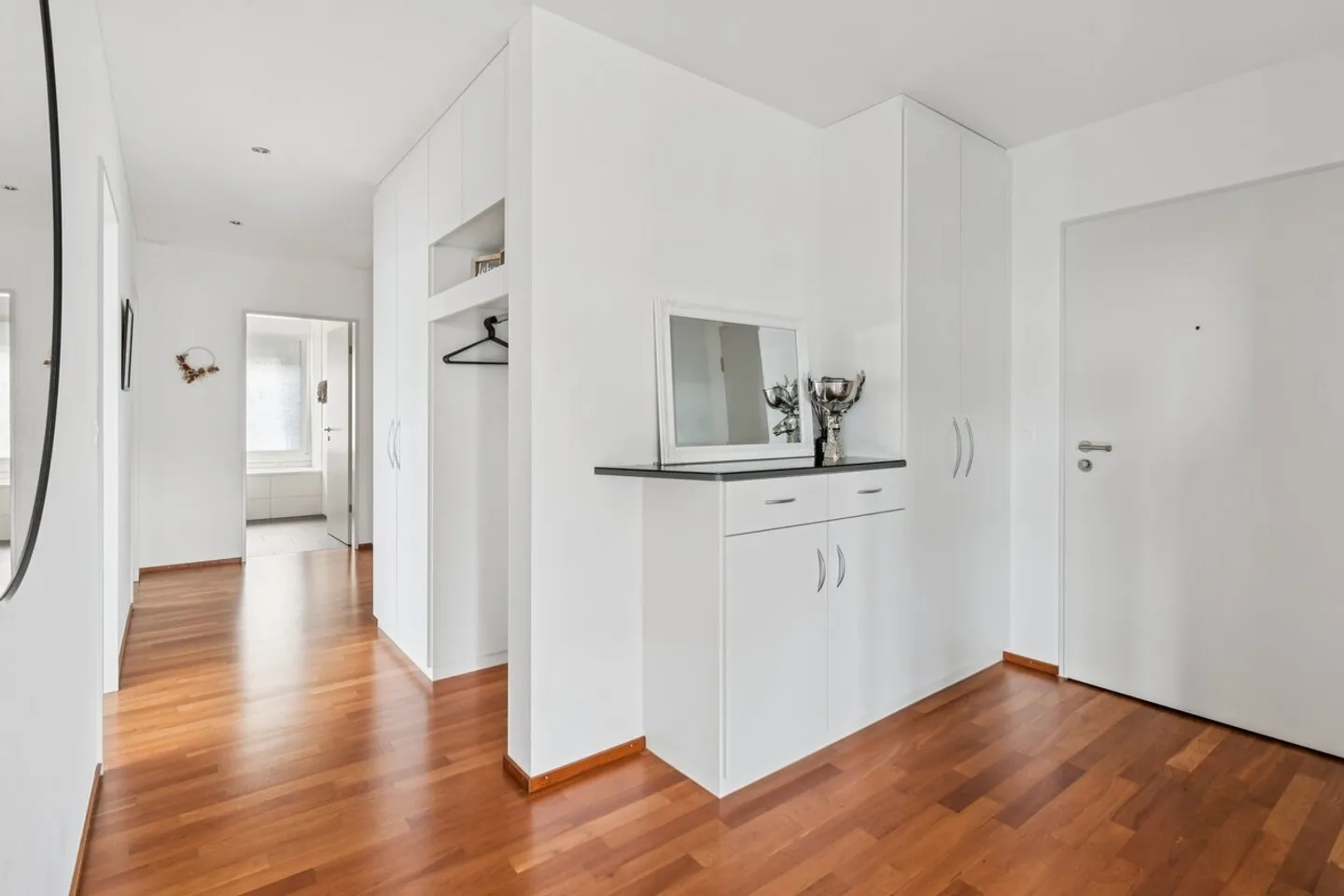Modern Apartment with Garden - Photo 3 of 5