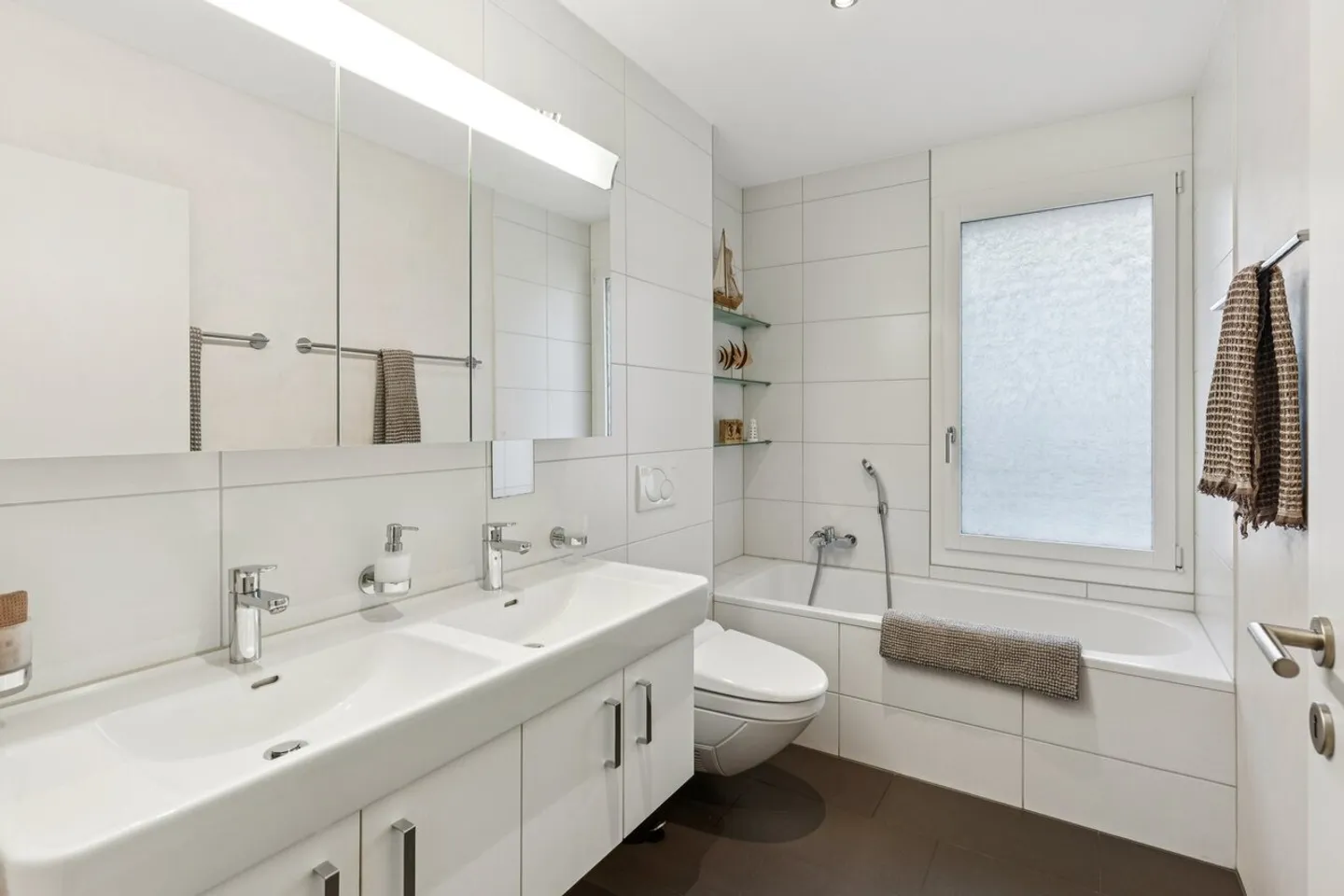 Modern Apartment with Garden - Photo 4 of 5