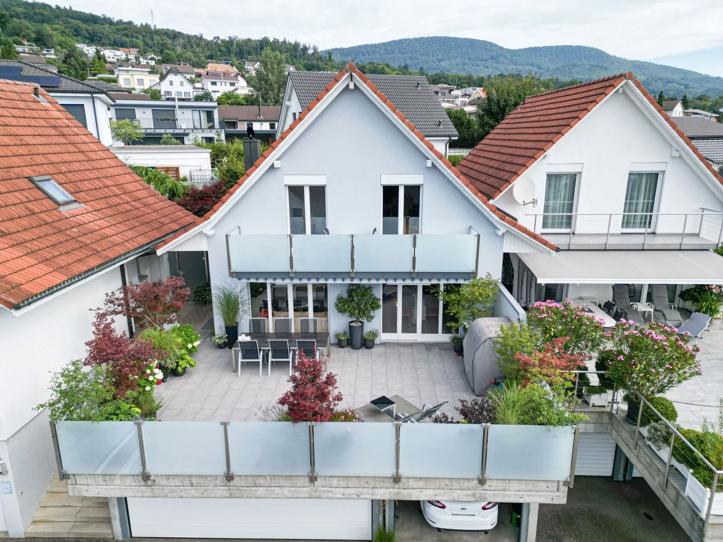 Maison individuelle de 4,5 pièces avec salle de loisirs et grande terrasse avec vue fantastique jusqu'aux Alpes - Photo 2 sur 18