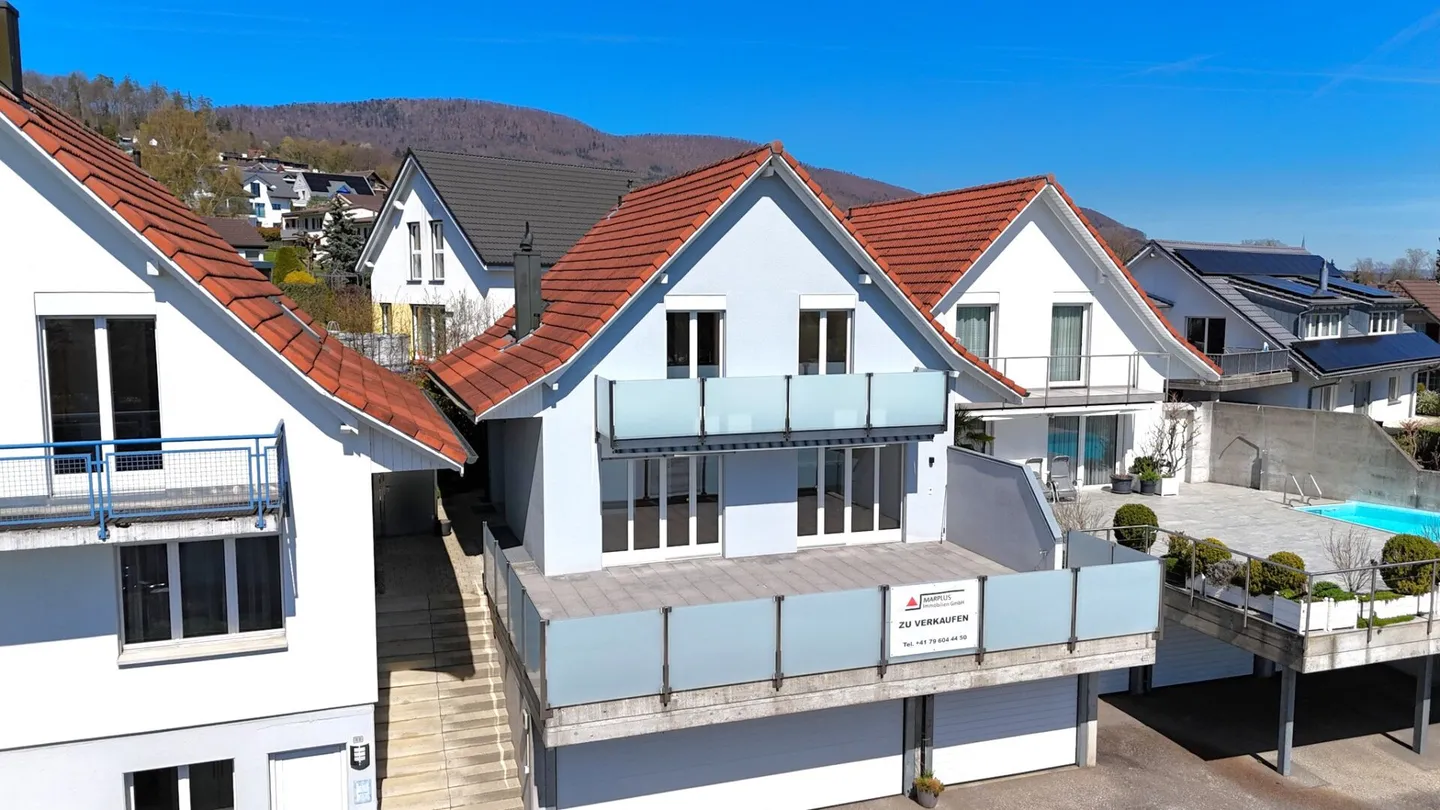 Maison individuelle de 4,5 pièces avec salle de loisirs et grande terrasse avec vue fantastique jusqu'aux Alpes - Photo 1 sur 18
