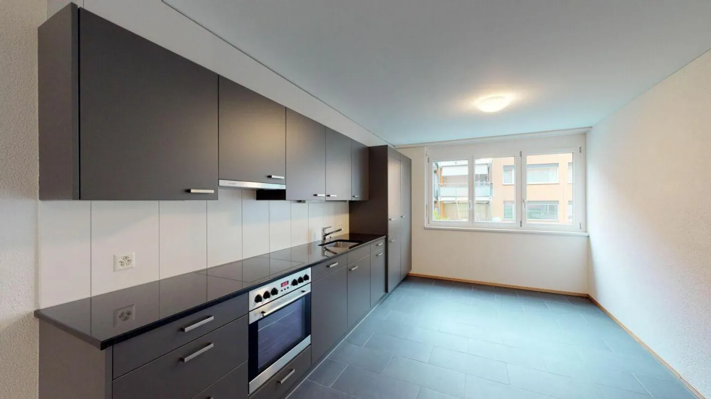 Attractive Single Apartment - Photo 2 of 9