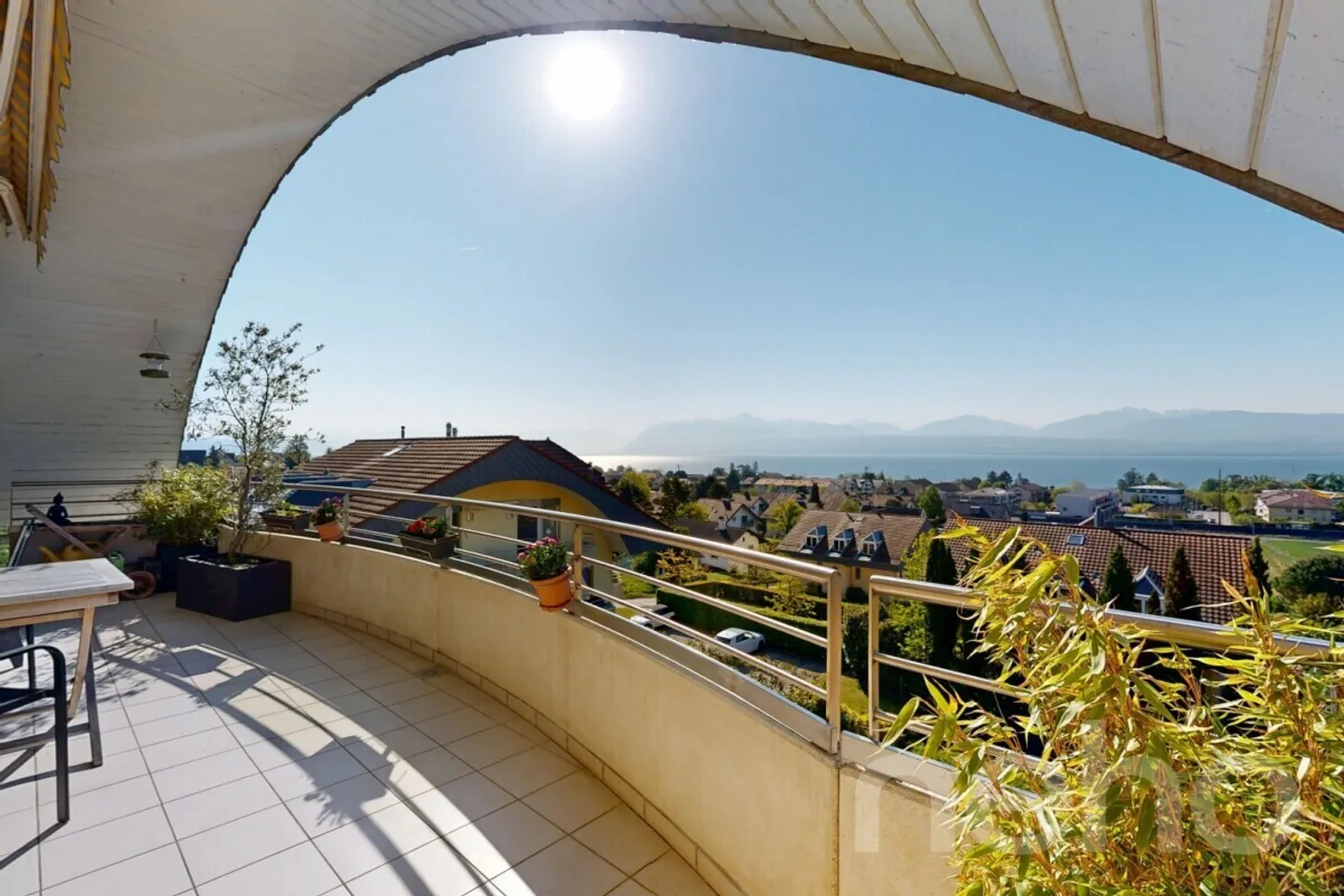 Penthouse with panoramic view of the lake - Photo 3 of 12