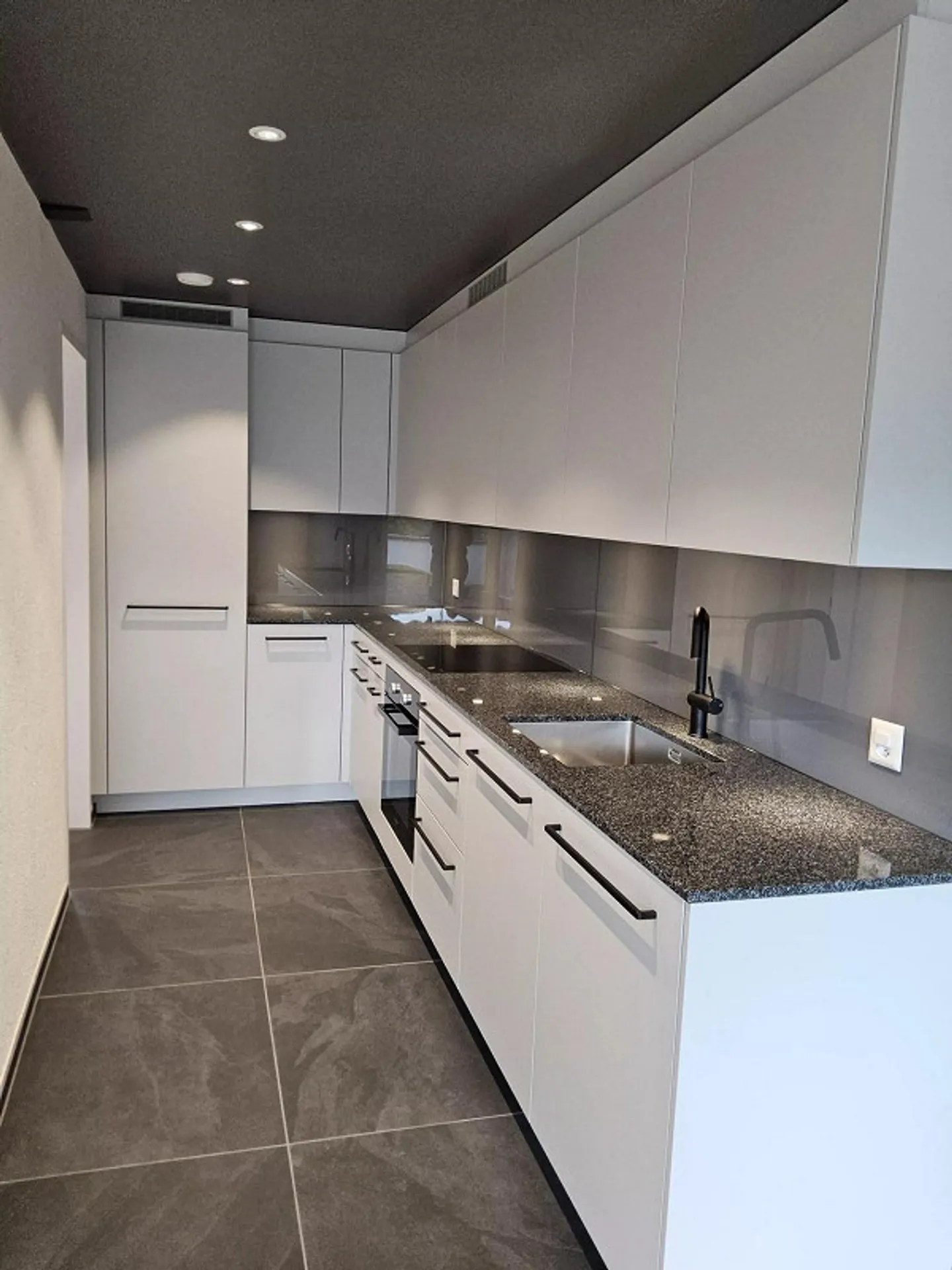 In affitto: Appartamento ristrutturato di 3½ locali (2° piano senza ascensore) a Wicht... - Foto 2 di 13