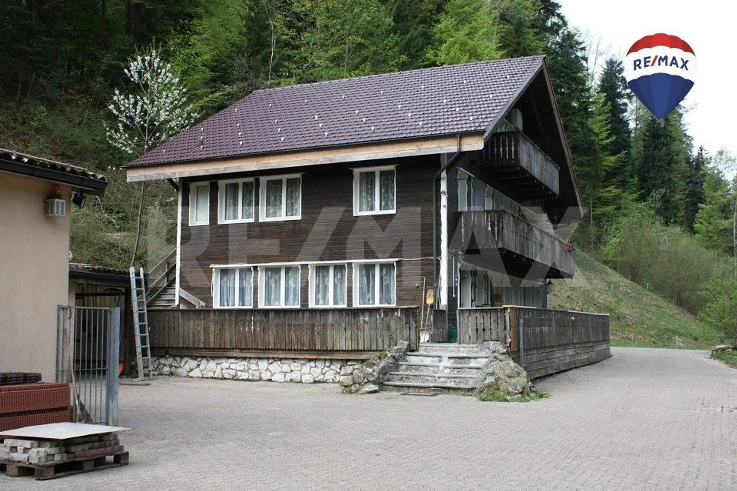 Natura pura! Casa a 3 famiglie, proprietà commerciale inclusa parcella forestale su 11.000 m2 - Foto 1 di 12