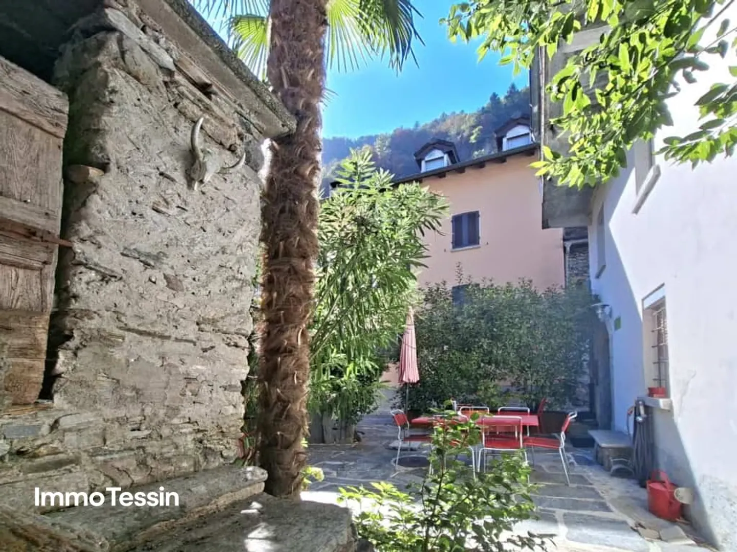 Historisches Patrizierhaus in Moghegno ? wo Tessiner Charme auf modernen Wohnkomfort trifft - Foto 2 von 13