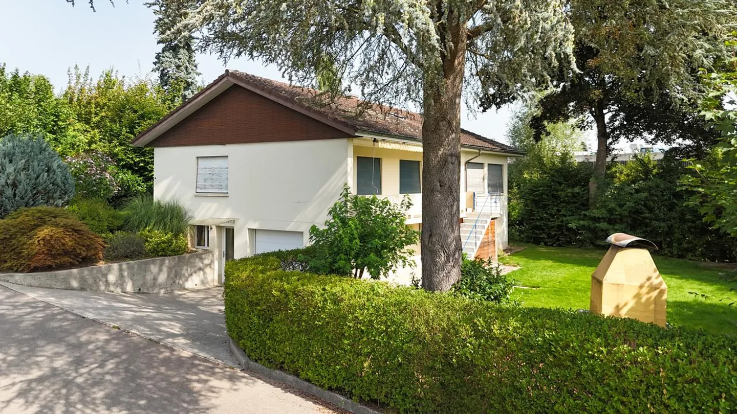Casa unifamiliare con grande giardino - Foto 4 di 20