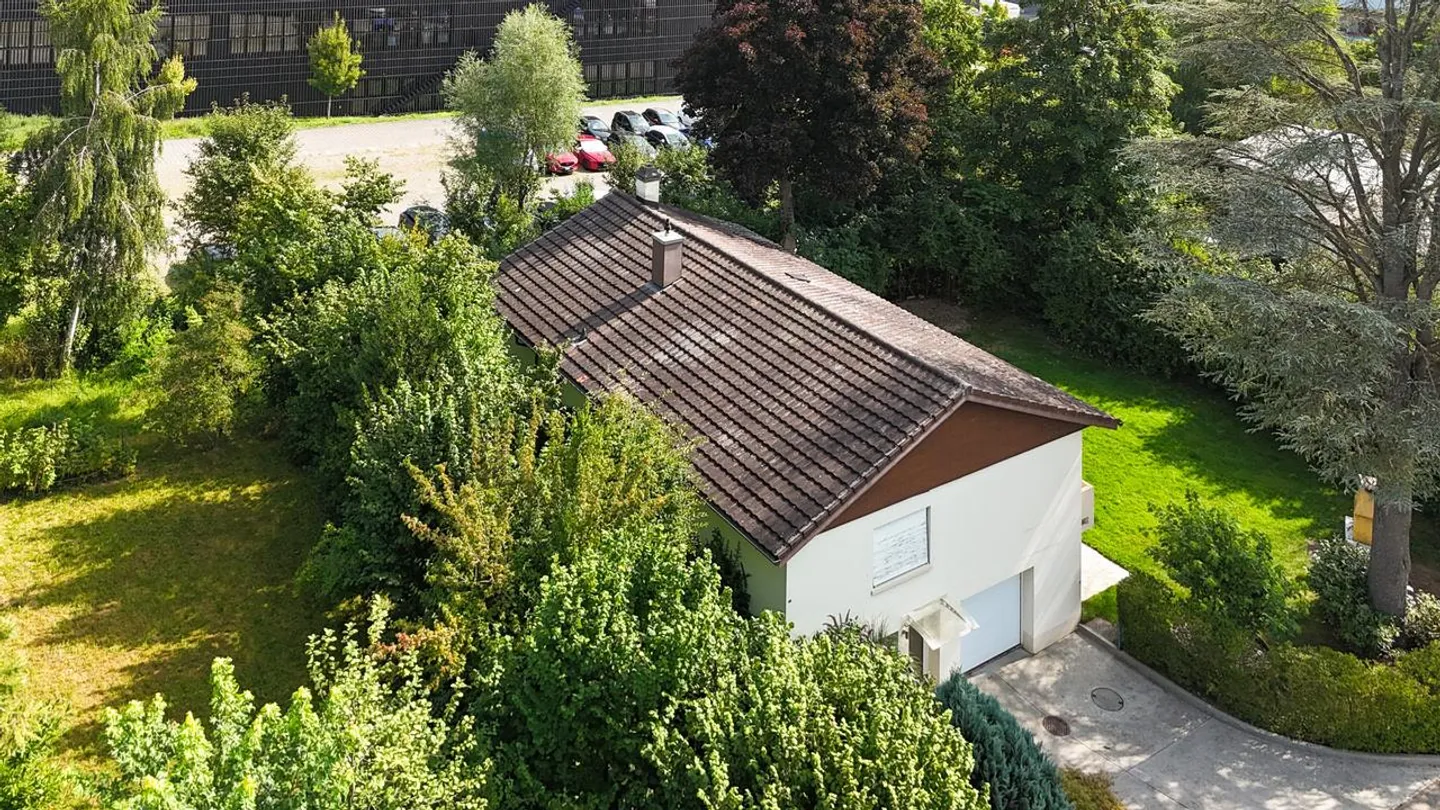 Casa unifamiliare con grande giardino - Foto 5 di 20