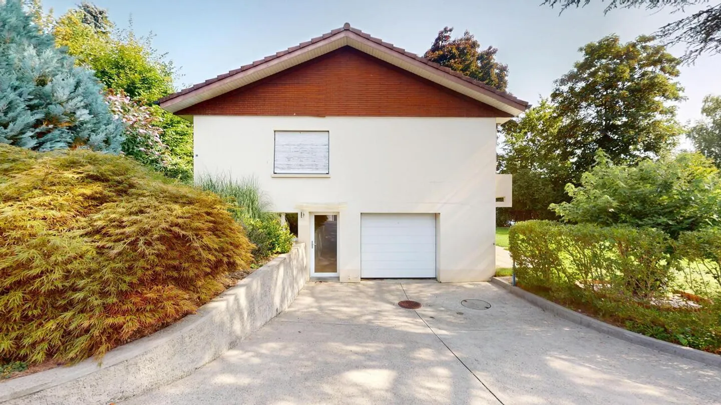 Casa unifamiliare con grande giardino - Foto 6 di 20