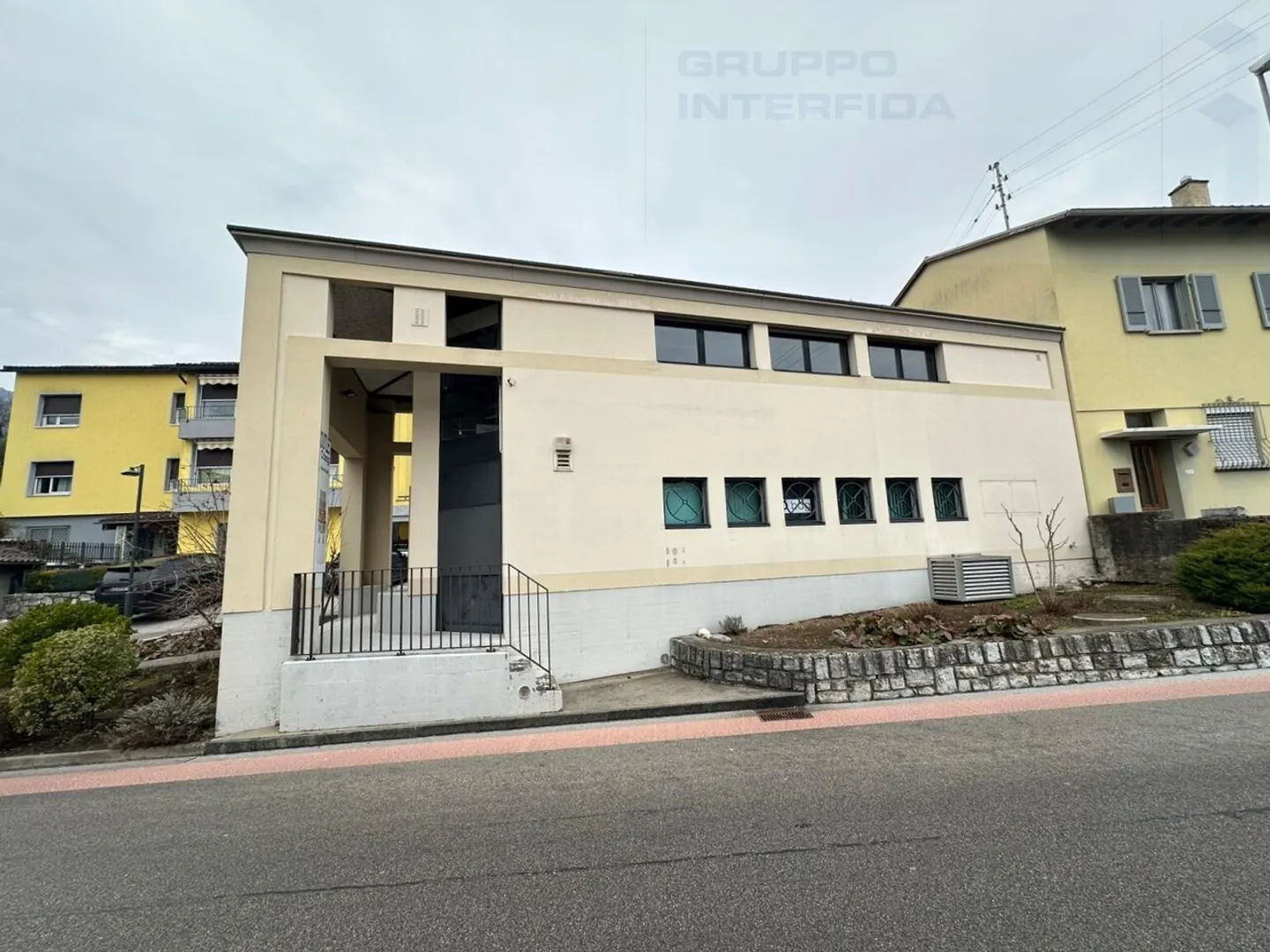 COMMERCIAL BUILDING FOR INCOME INVESTMENT - Photo 2 of 8