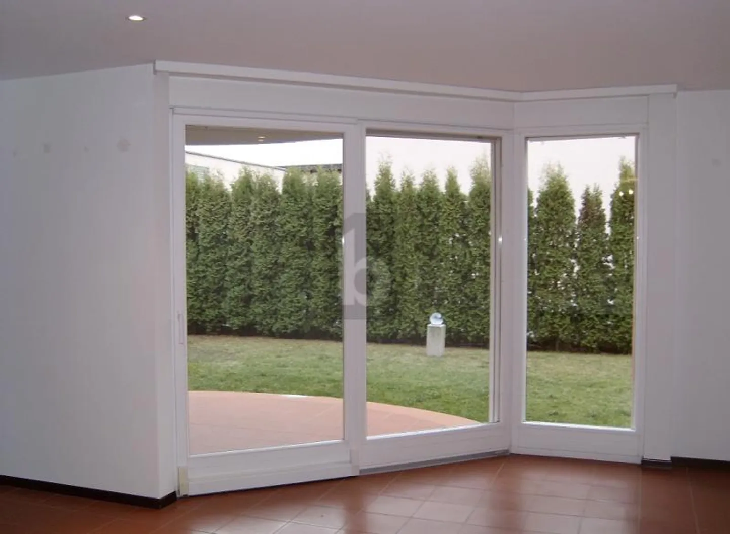 BRIGHT HOUSE WITH LARGE GARDEN - Photo 4 of 6