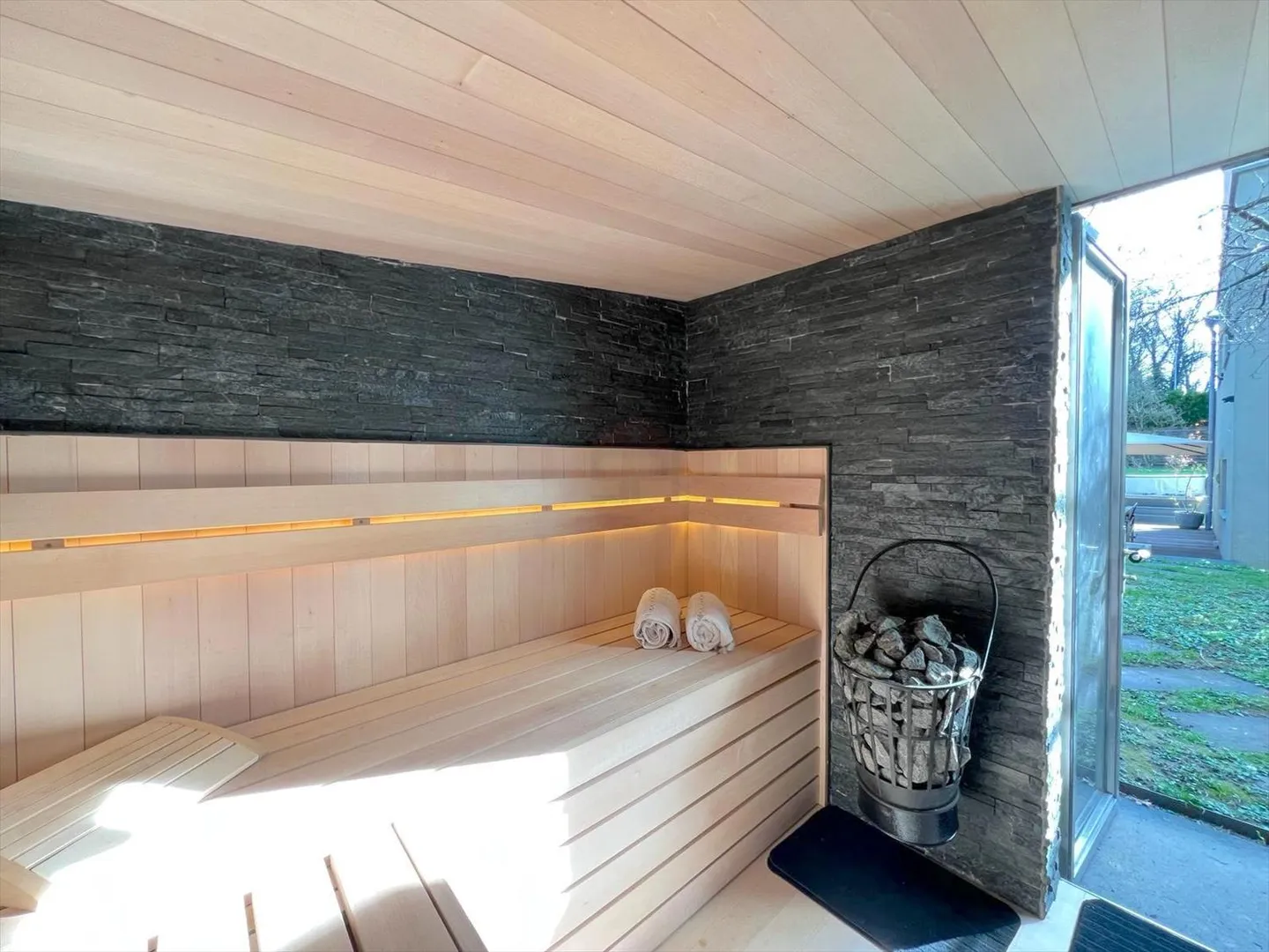 Sublime Detached Villa in a Quiet Location in a Green Environment - Photo 12 of 13