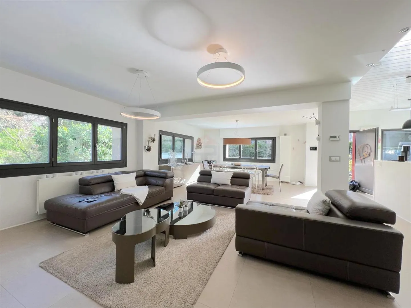Sublime Detached Villa in a Quiet Location in a Green Environment - Photo 2 of 13