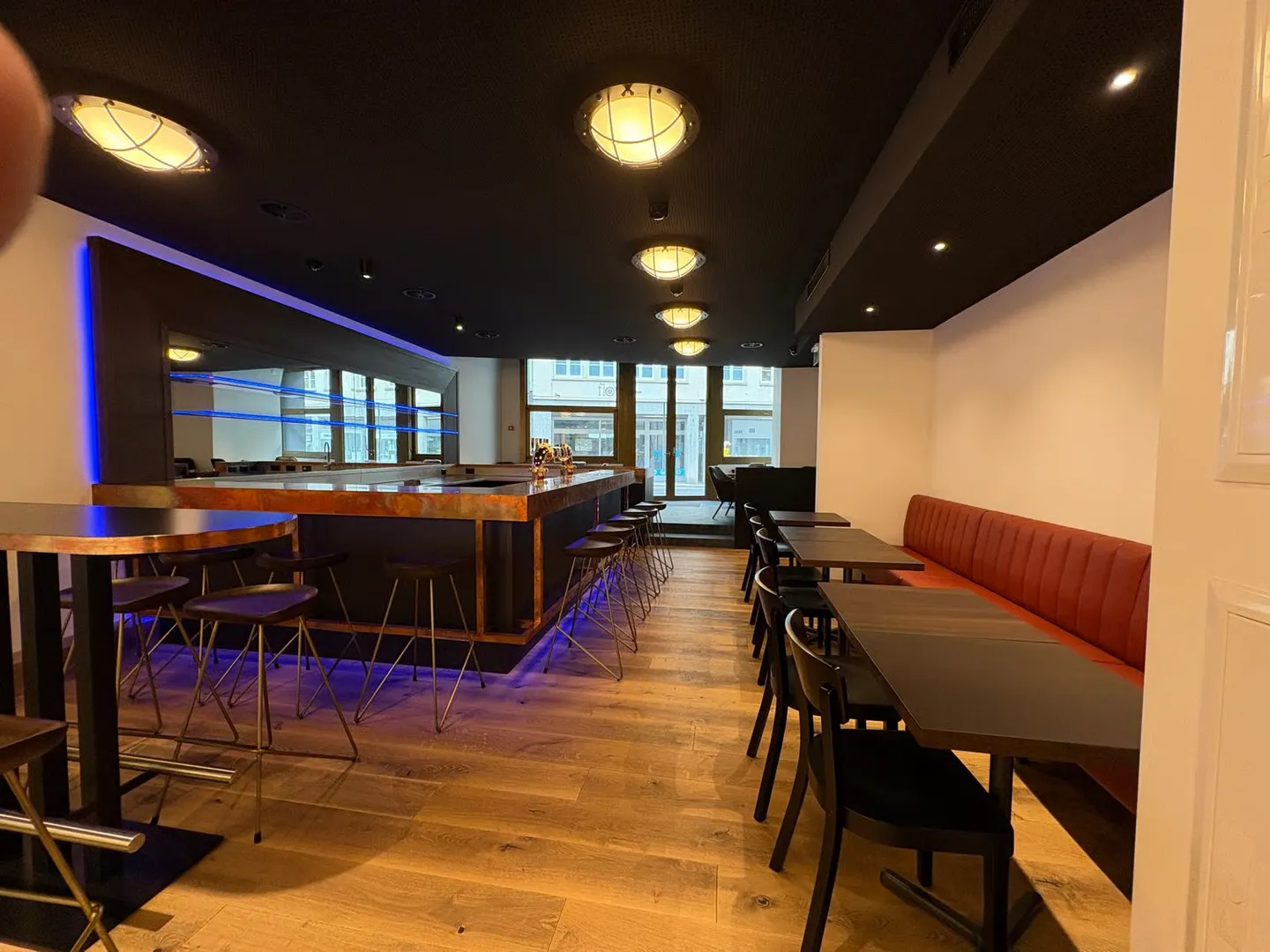 Nouveau bar magnifiquement meublé avec salle multifonctionnelle au centre d'Altdorf - Photo 1 sur 14